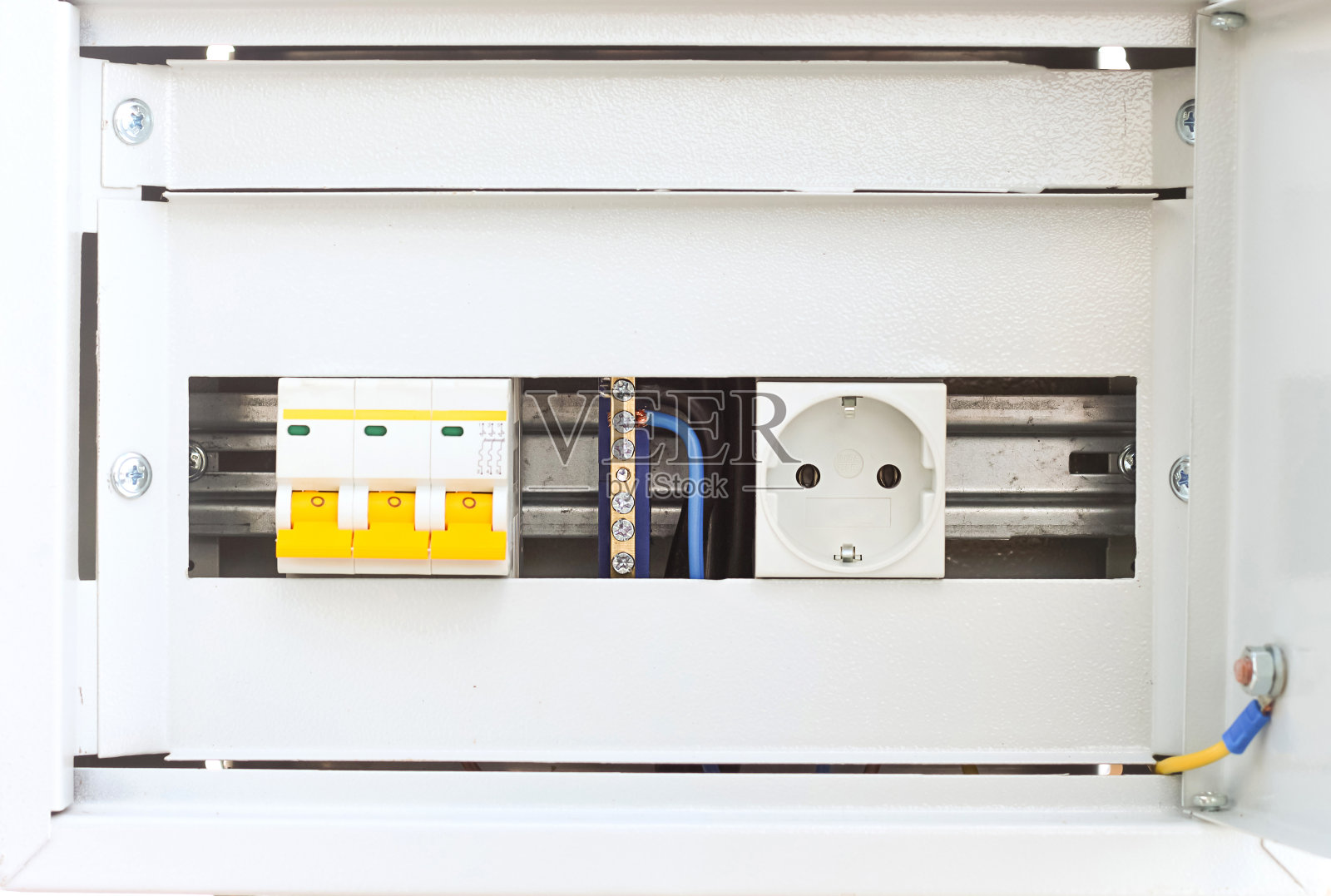 私人住宅的户外电屏蔽。插座，开关，电压控制面板，连接照片摄影图片