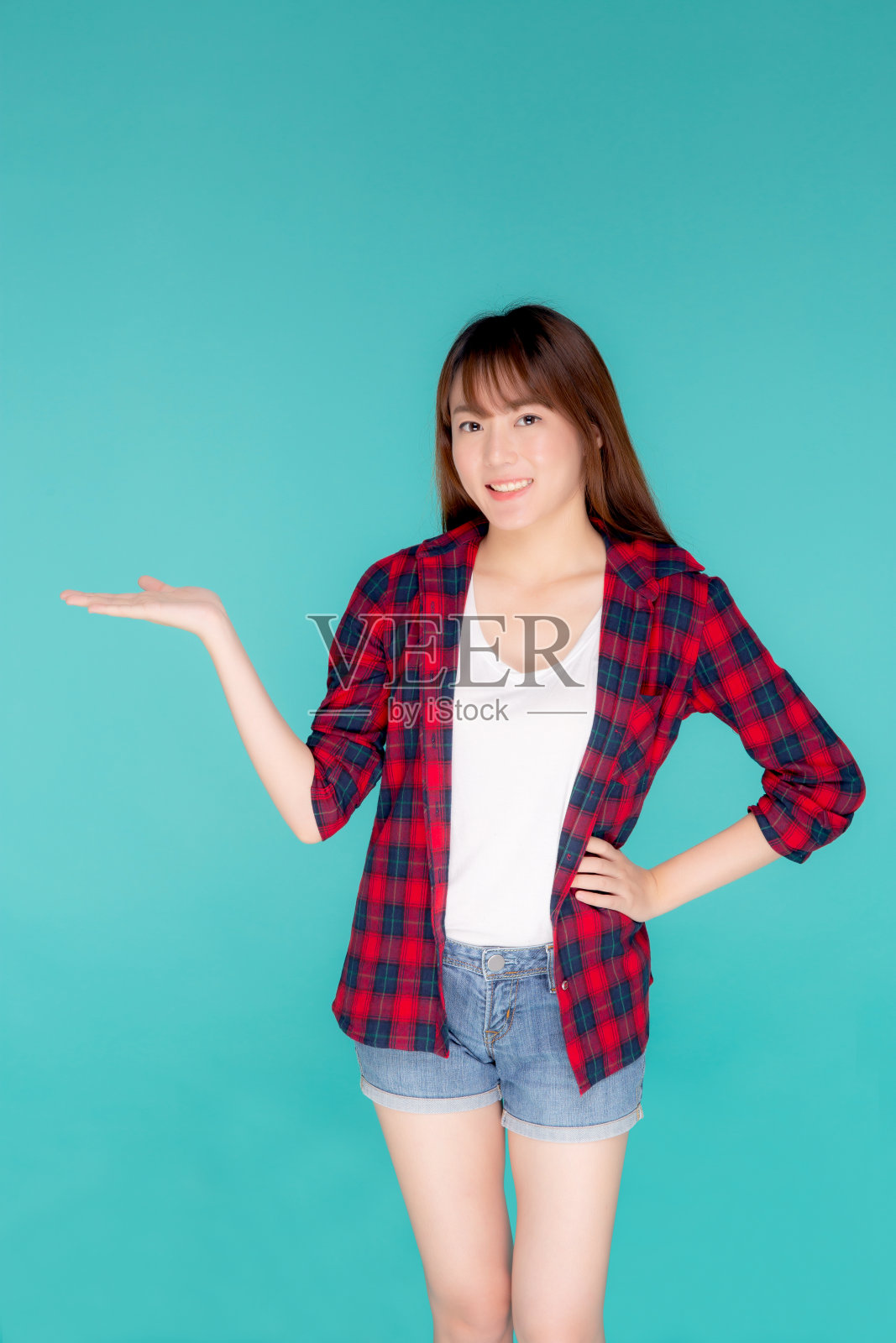 美丽的肖像年轻的亚洲女人微笑的姿态呈现的东西和兴奋的暑假孤立的蓝色背景，亚洲女孩自信和愉快的旅程，旅行的概念。照片摄影图片