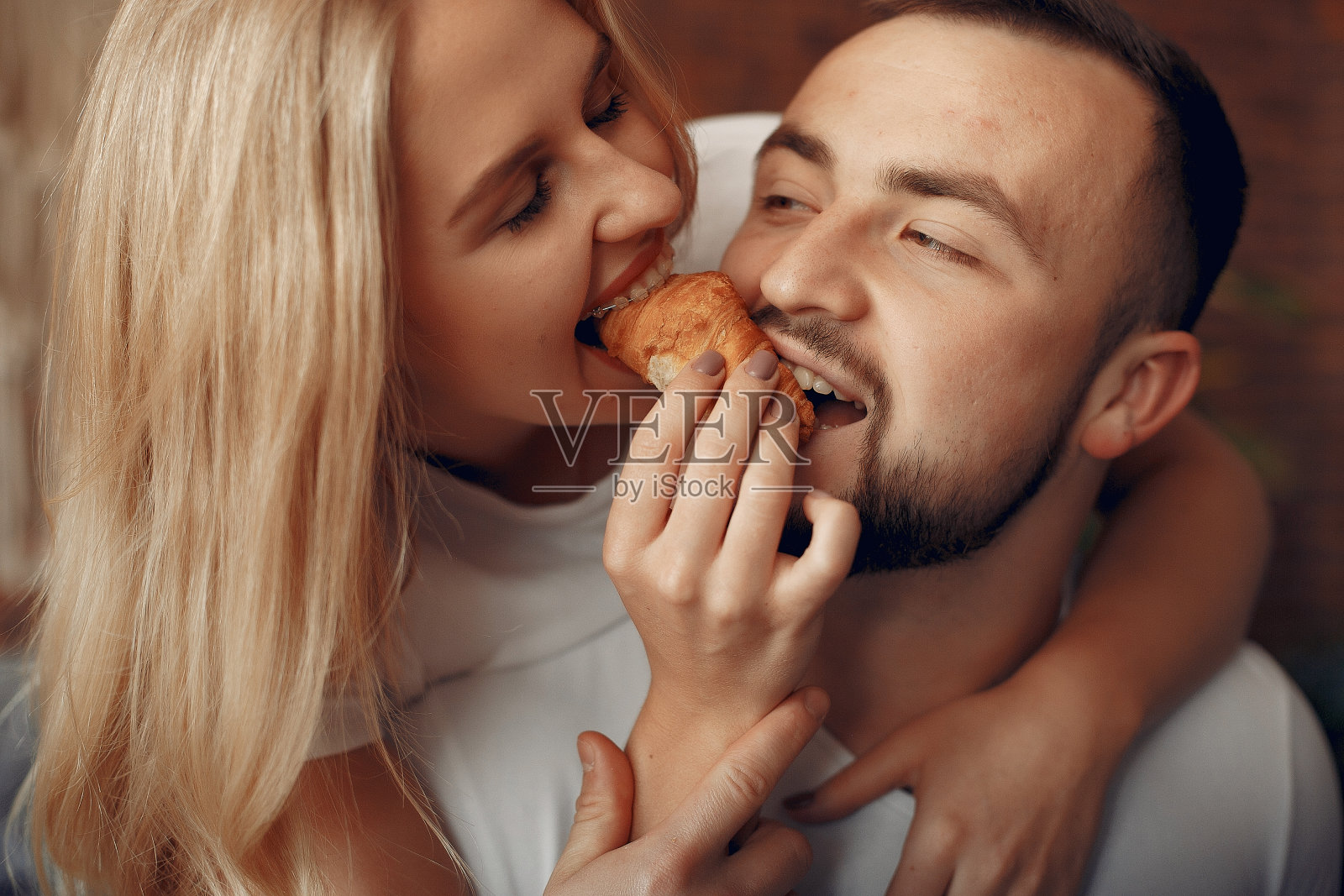 一对夫妇坐在房间的床上照片摄影图片