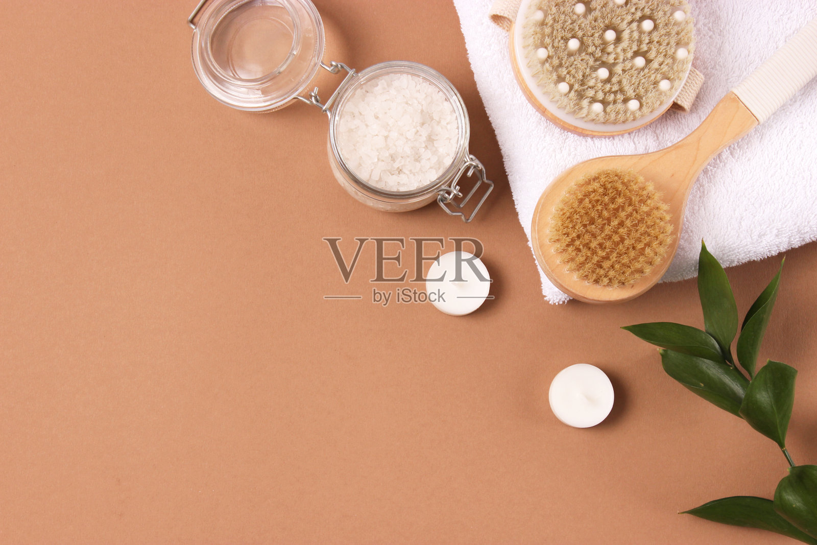 刷干按摩上的彩色背景俯视图。照片摄影图片