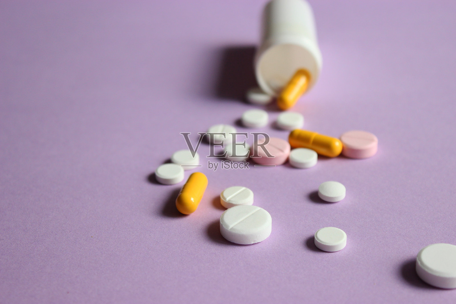 药丸上彩色背景俯视图特写。药物、维生素照片摄影图片