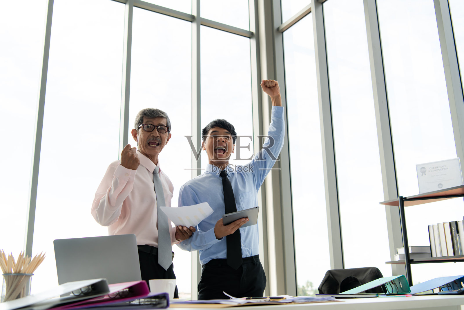 资深商人对新属下很满意照片摄影图片