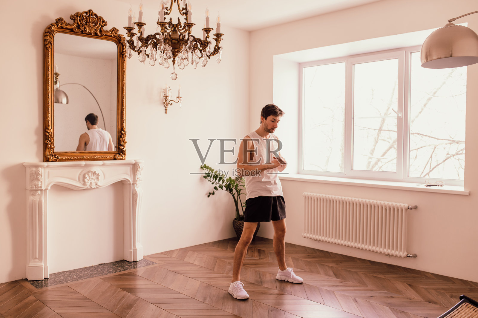 自我孤立的人在家运动。照片摄影图片