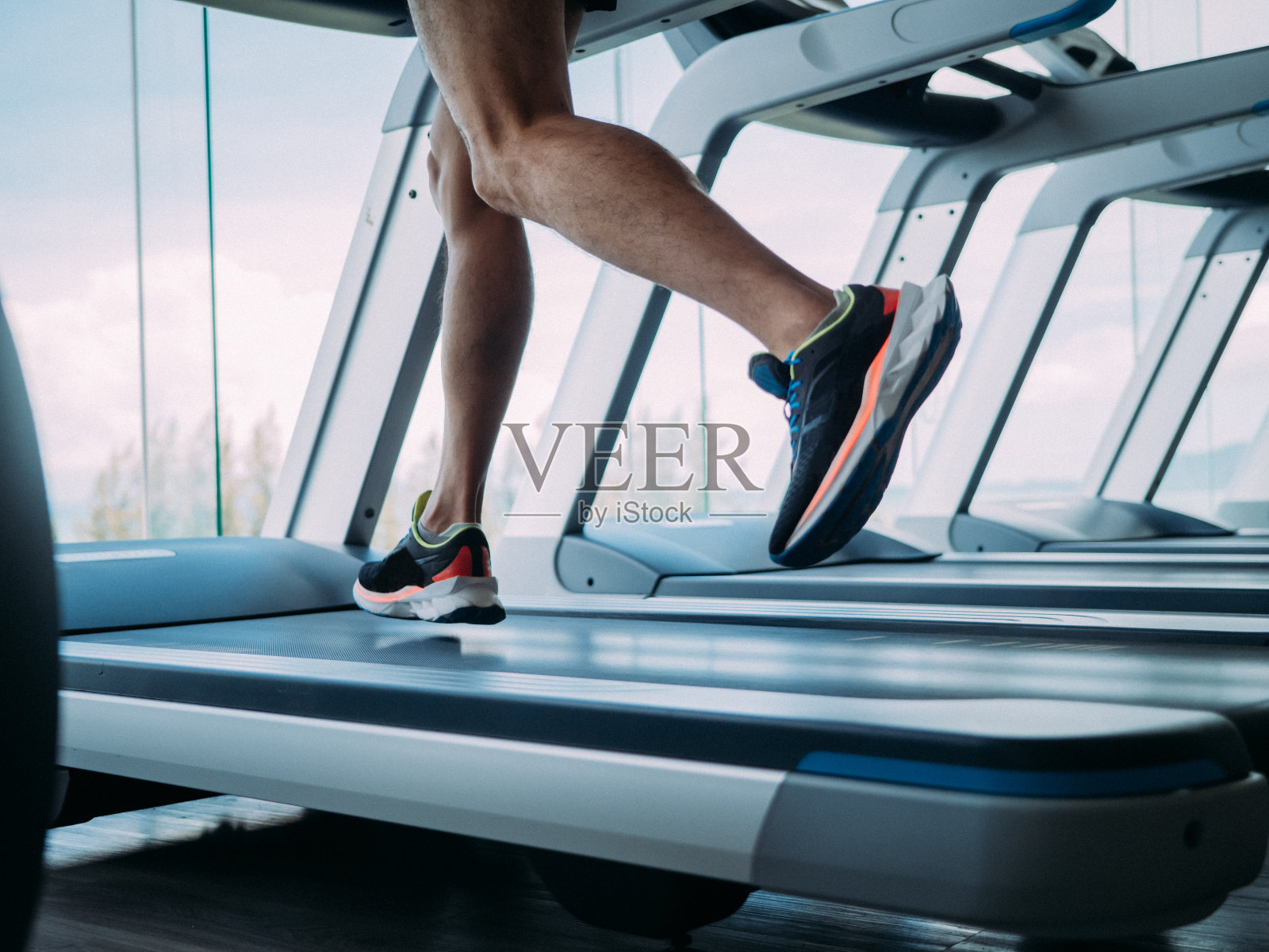 在跑步机上跑步的亚洲人。照片摄影图片