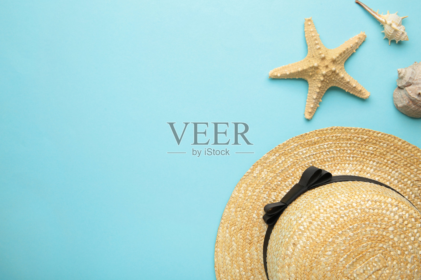 蓝色背景的旅行者配件。旅游度假的概念。夏天的背景。平躺，俯视图。照片摄影图片