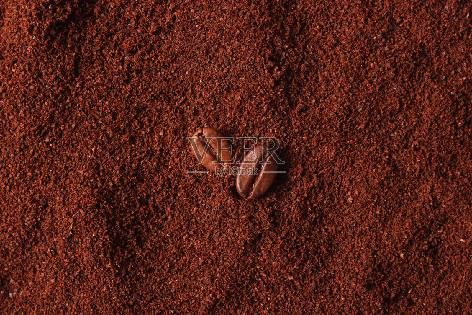 磨碎的咖啡放在桌子旁边照片摄影图片