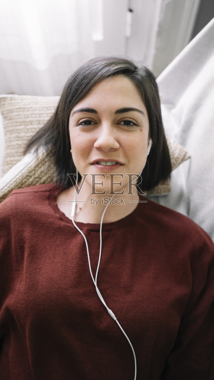 带着耳机在家自拍的微笑女人照片摄影图片