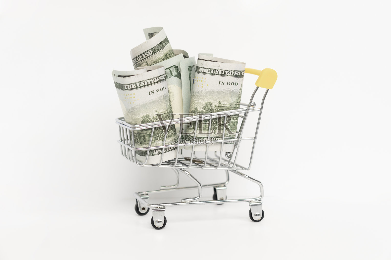 白色背景的购物车里的美钞。点子:卖东西，打折，买东西卖，去商店照片摄影图片