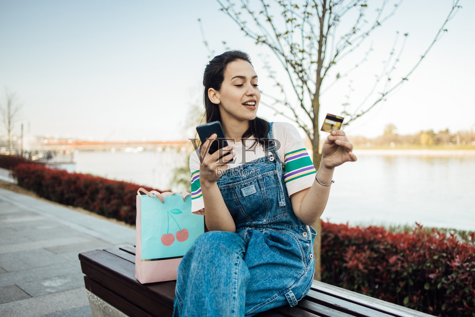 女孩在河边享受，在网上花钱照片摄影图片