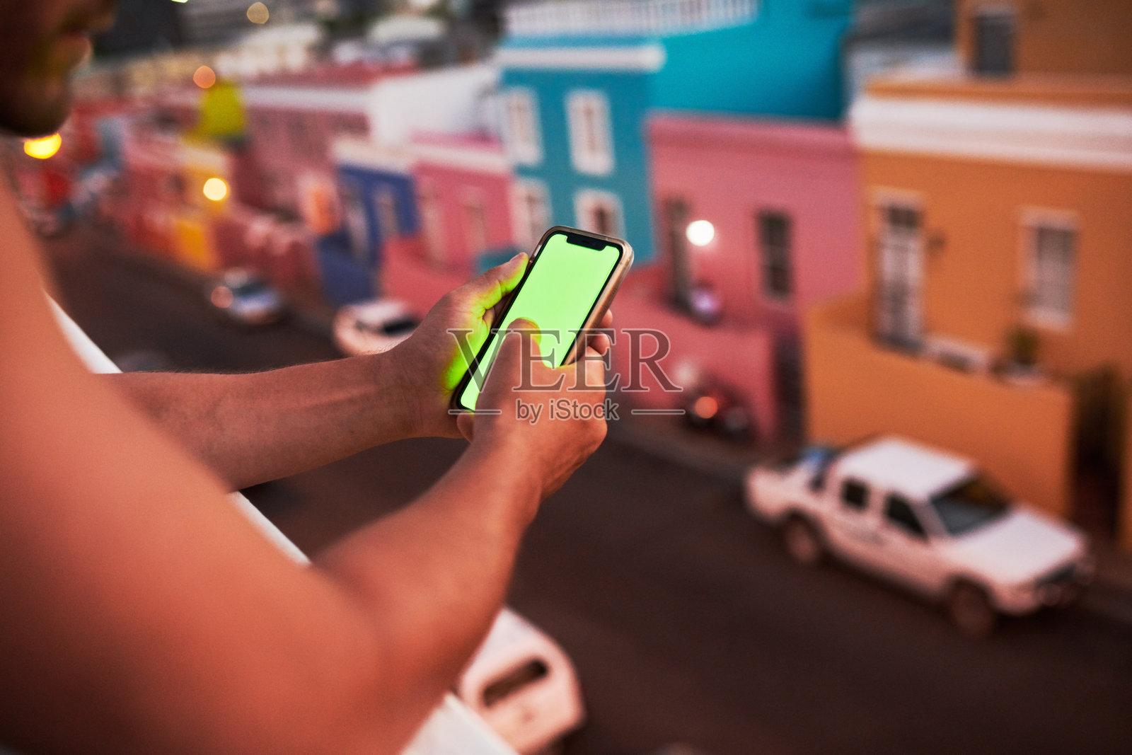 一个不认识的人独自站在屋顶上，在锻炼后使用手机照片摄影图片