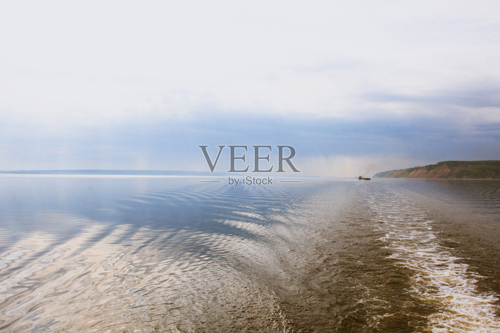 纯净的湖面背景，自然的蓝白背景照片摄影图片