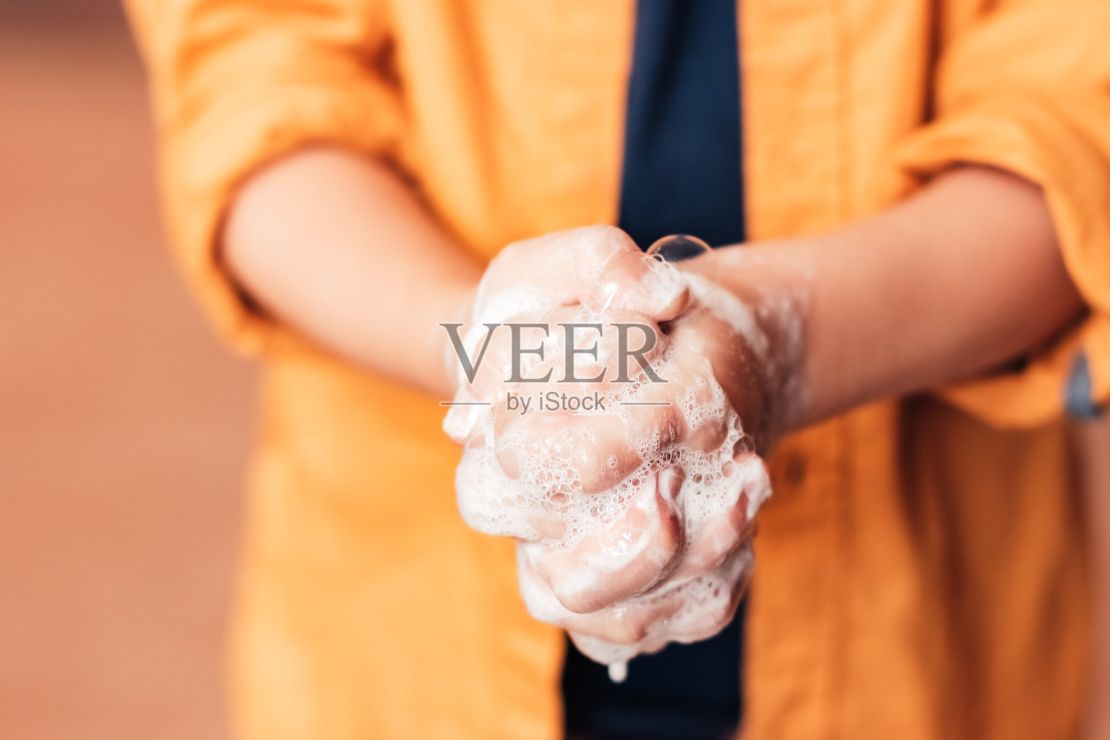 孩子用肥皂洗手，特写镜头，没有脸照片摄影图片