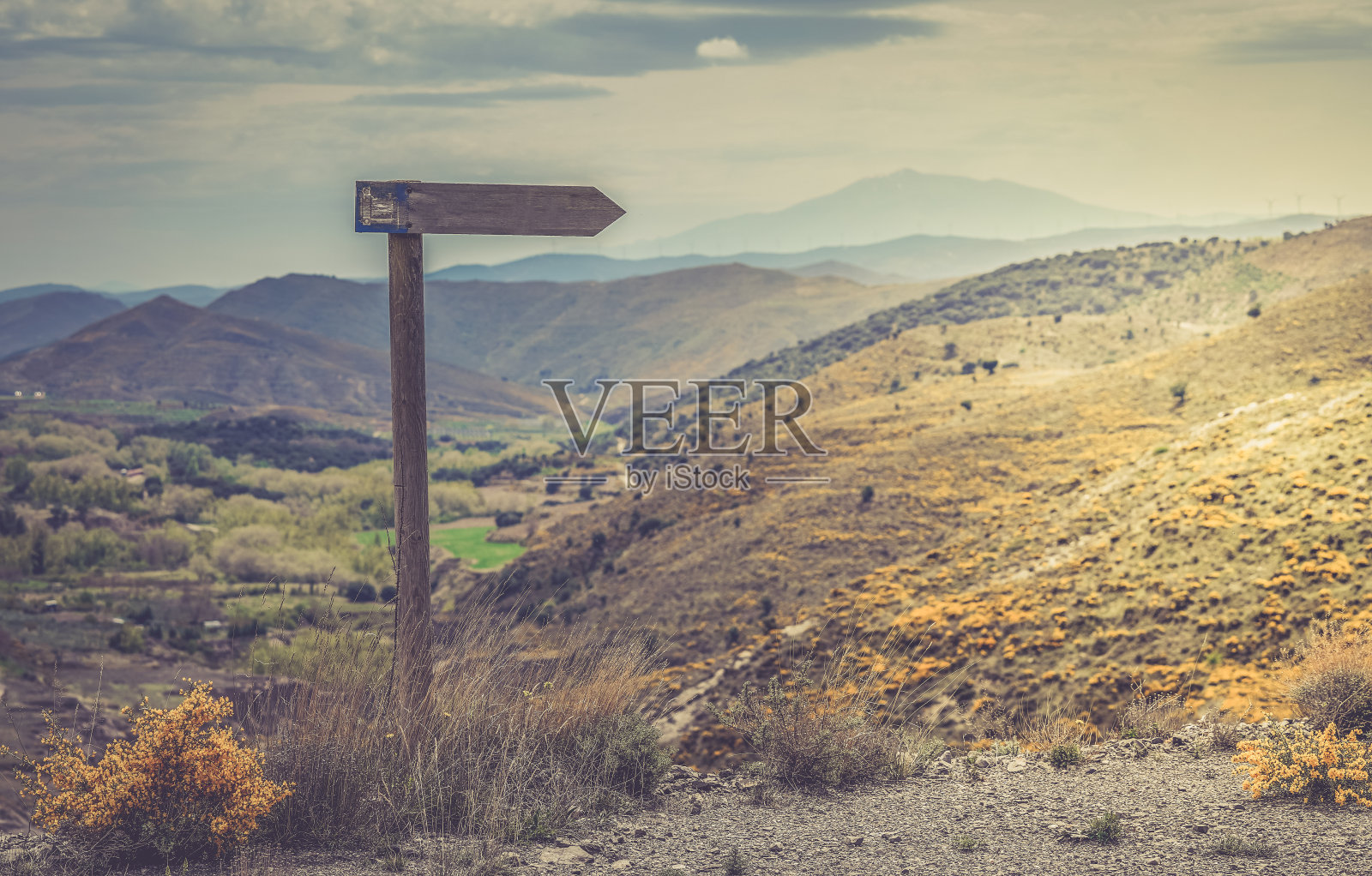 带箭头的木制路标，用于登山路线或休闲区内的观光区。照片摄影图片