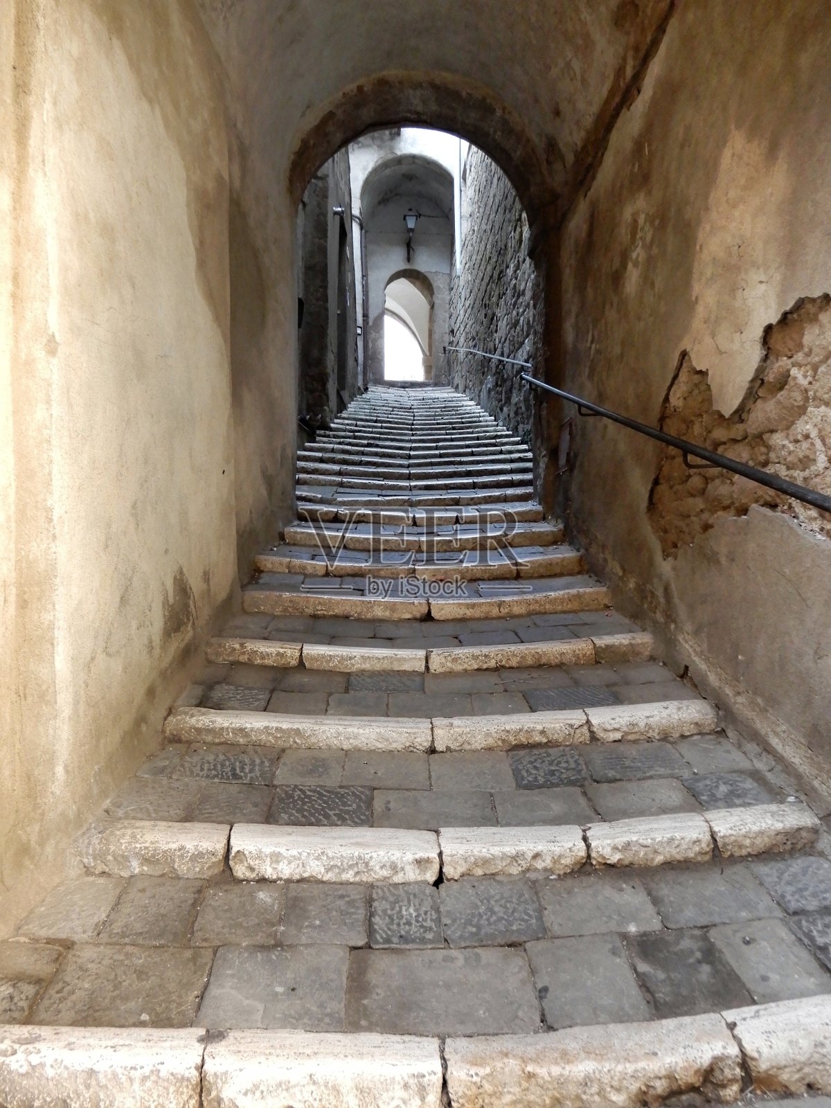 托斯卡纳马雷马地区皮蒂利亚诺的一条典型的小路照片摄影图片
