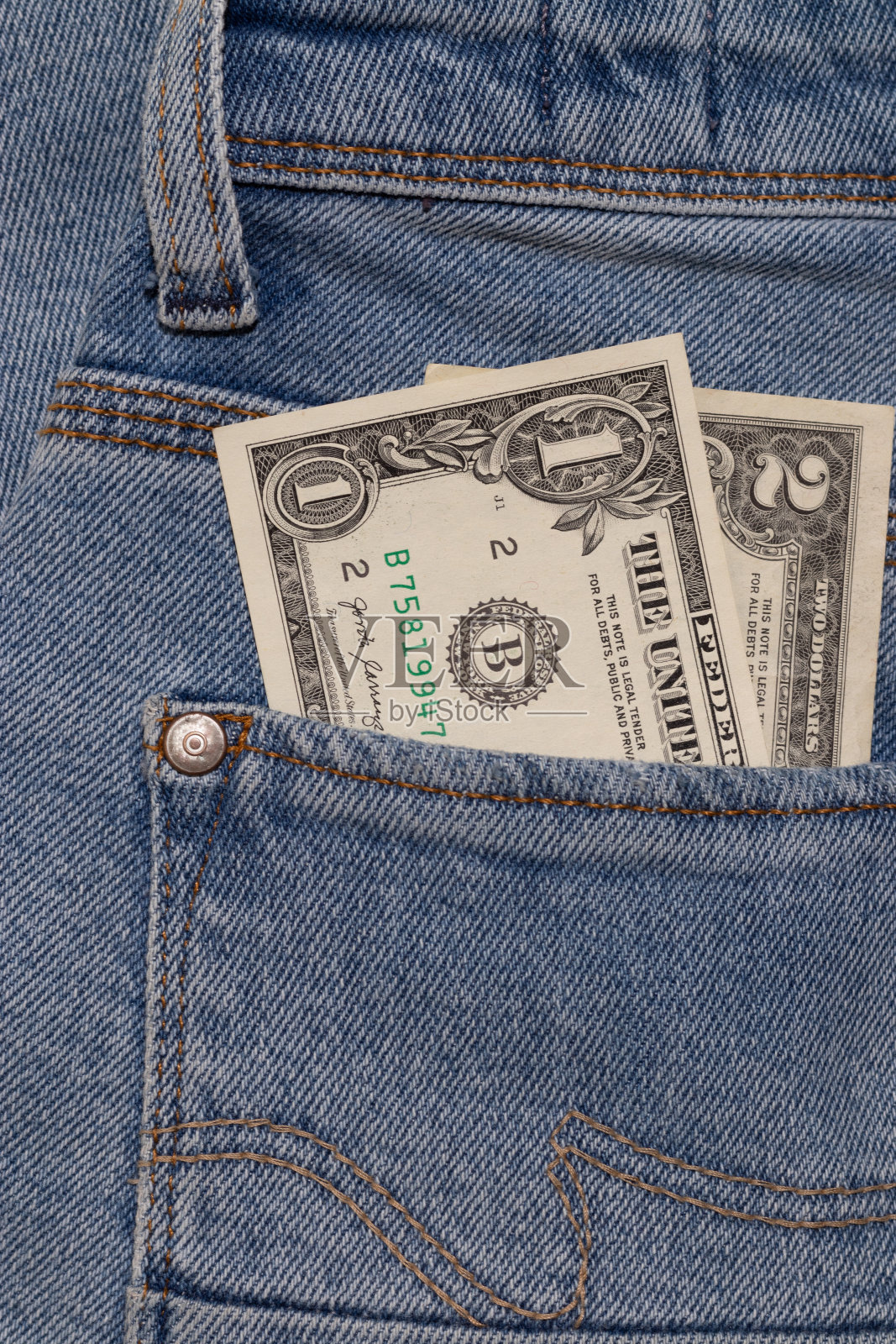 一、两美元钞票在蓝色牛仔裤口袋垂直摄影。照片摄影图片