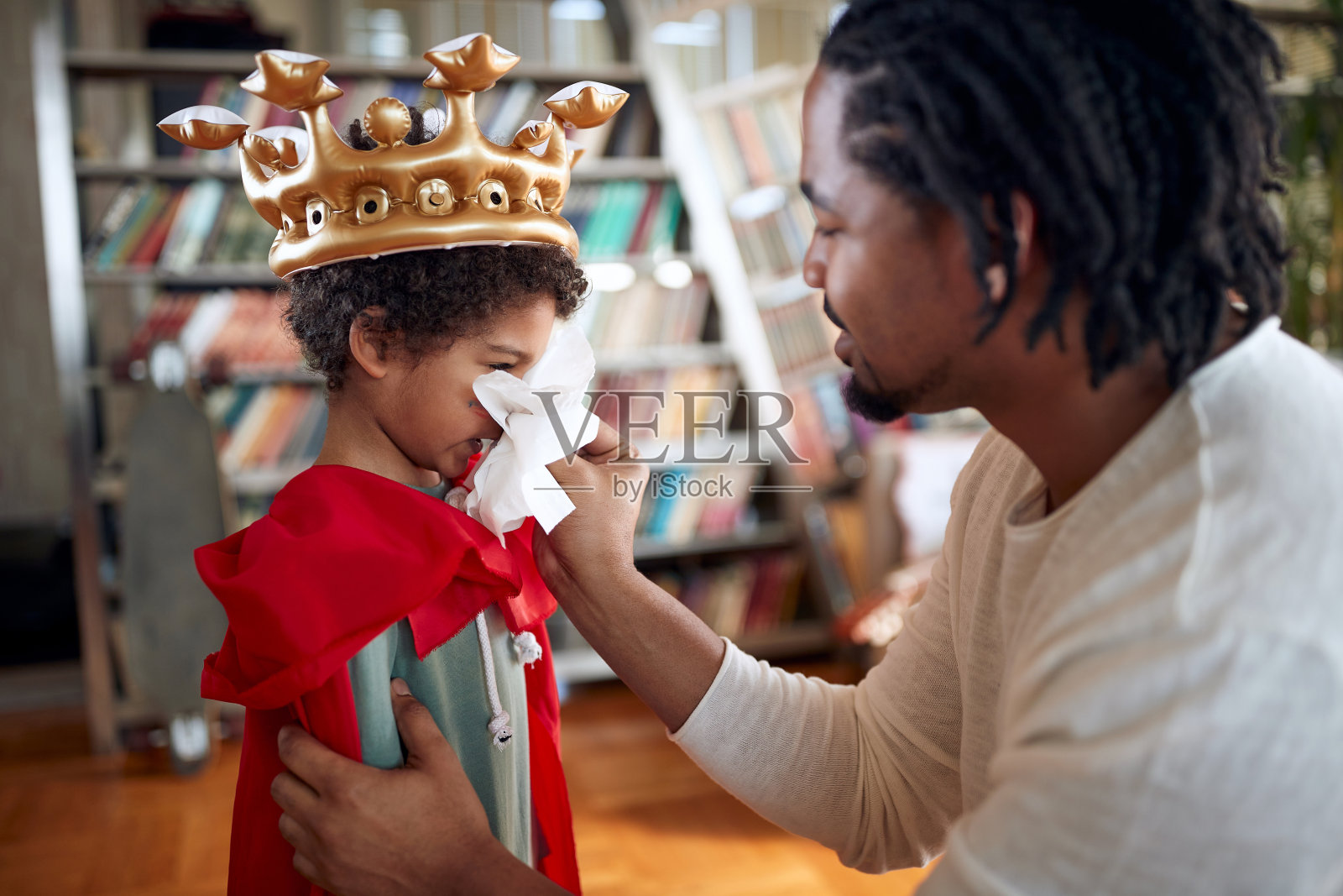 一个年轻的父亲在家里一起玩的时候照顾他的儿子。家人，在一起，爱，玩耍的时间照片摄影图片