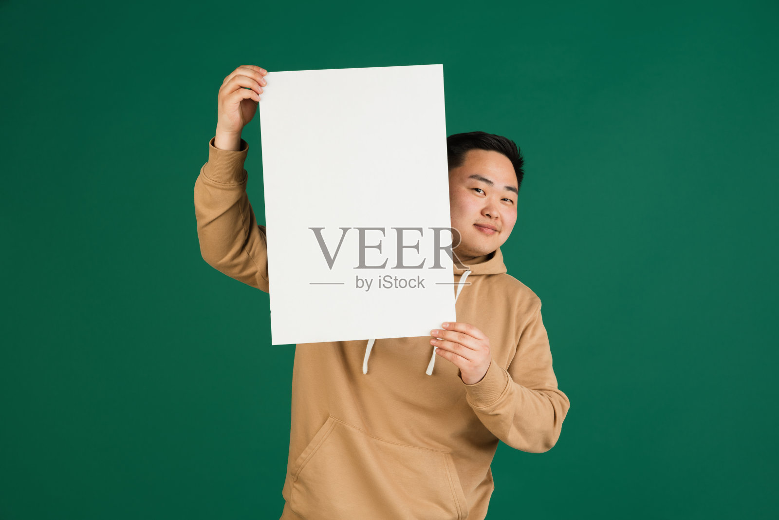 亚洲人的肖像孤立在绿色工作室背景与copyspace照片摄影图片