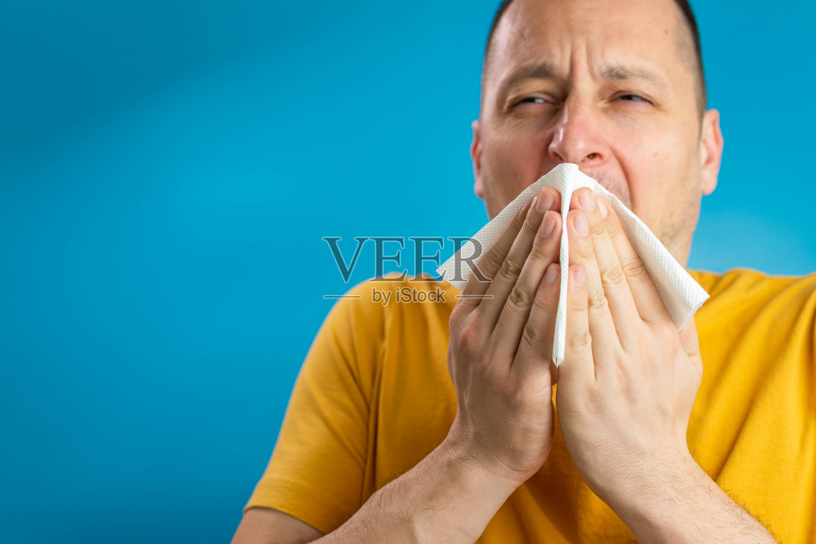 男人擤鼻子的肖像照片摄影图片