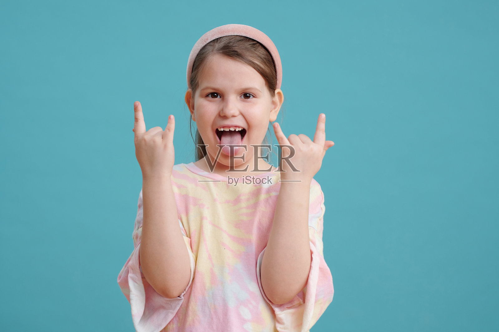 调皮的女孩在镜头前摆姿势照片摄影图片