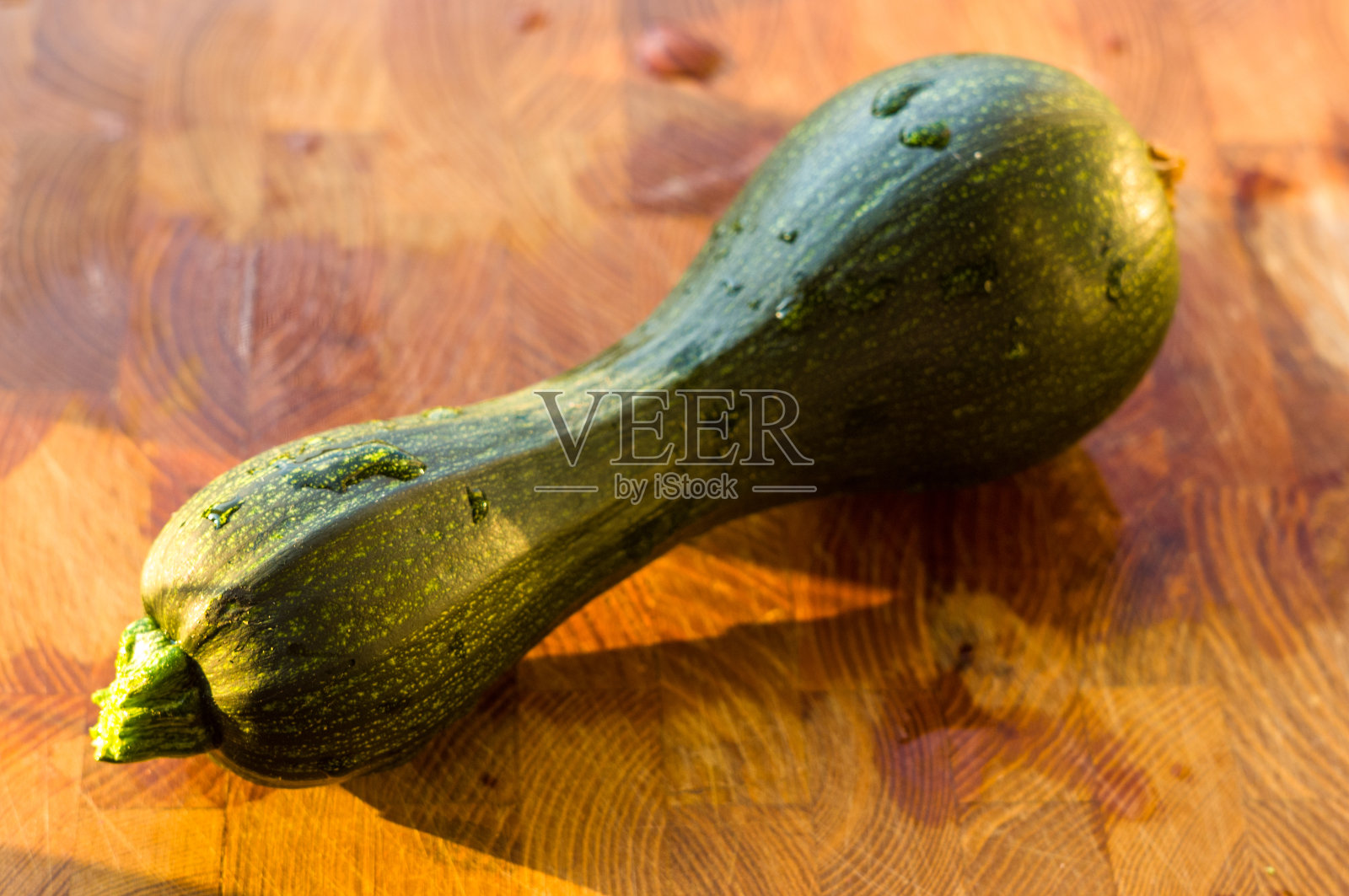 静物新鲜的整个西葫芦一个木板，特写照片摄影图片