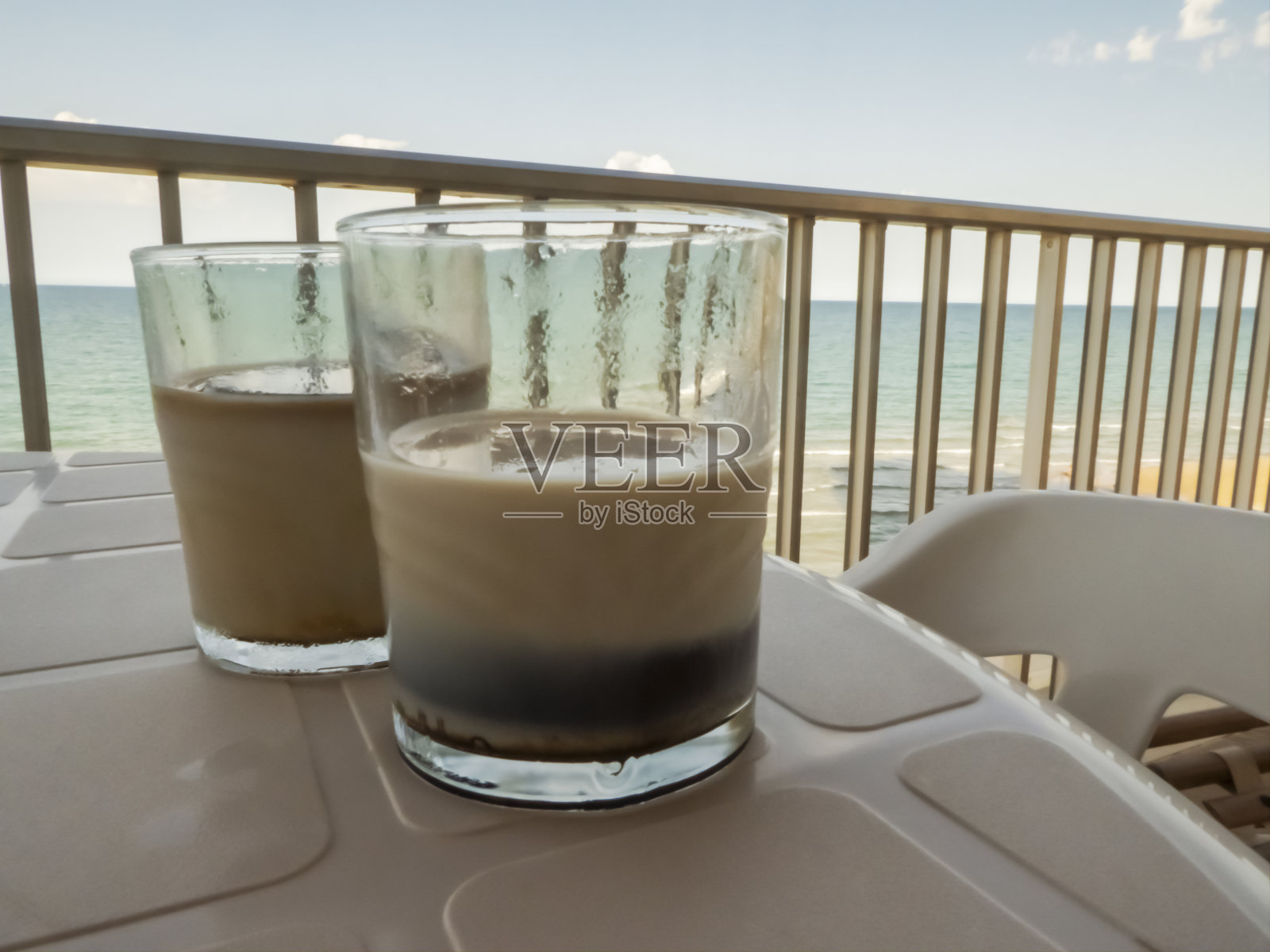 一副配冰咖啡的眼镜照片摄影图片