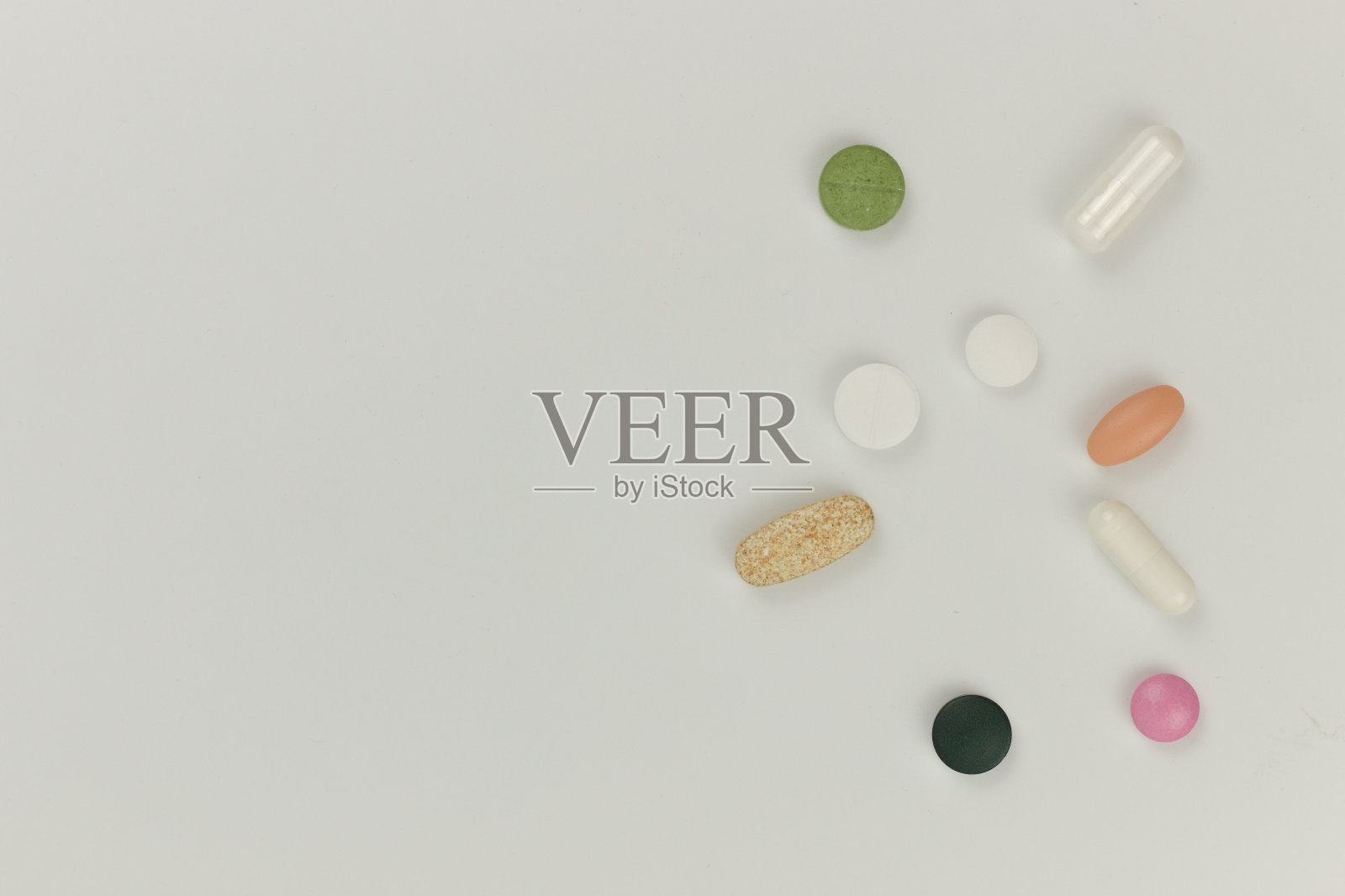 近距离观察各种各样的彩色药丸、胶囊和药片照片摄影图片