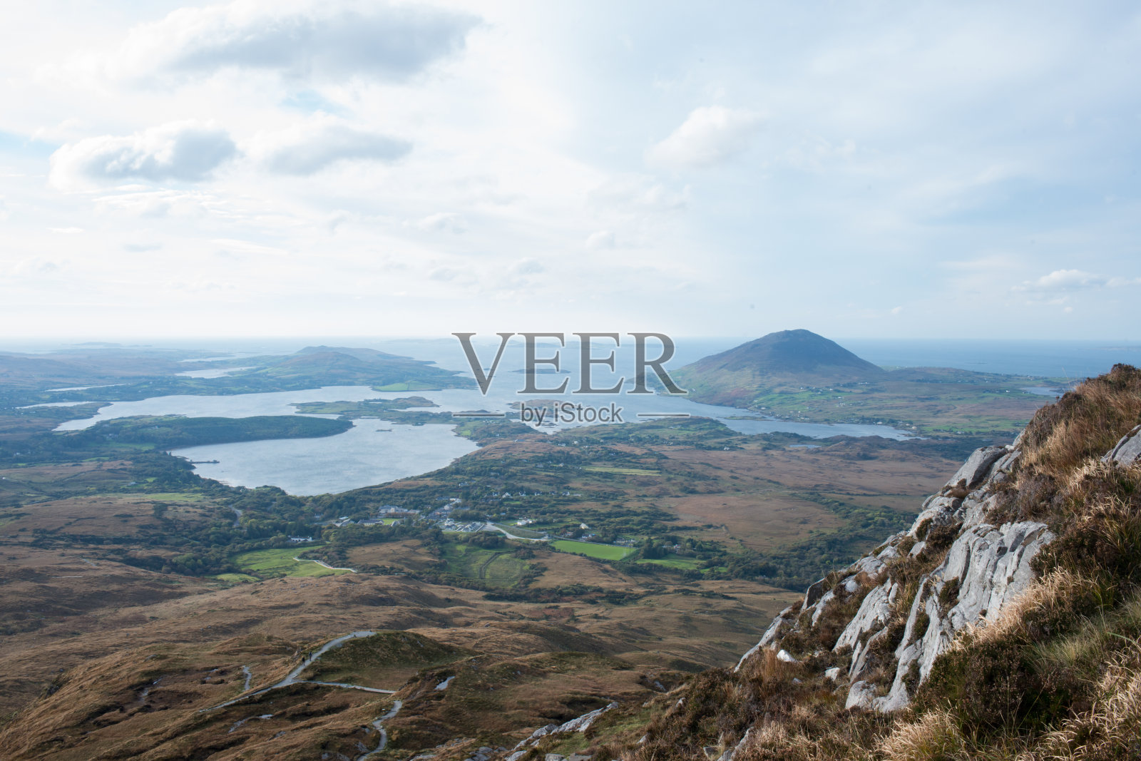 从山顶看的山景。天空的云。爱尔兰照片摄影图片