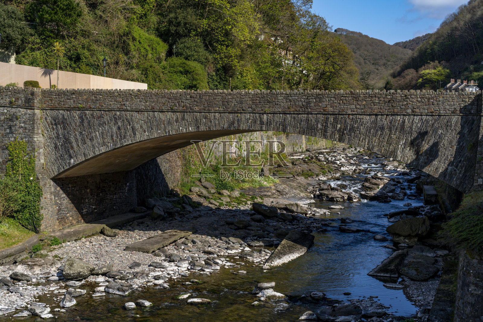 横跨林茅斯多塞特河的古老石桥照片摄影图片