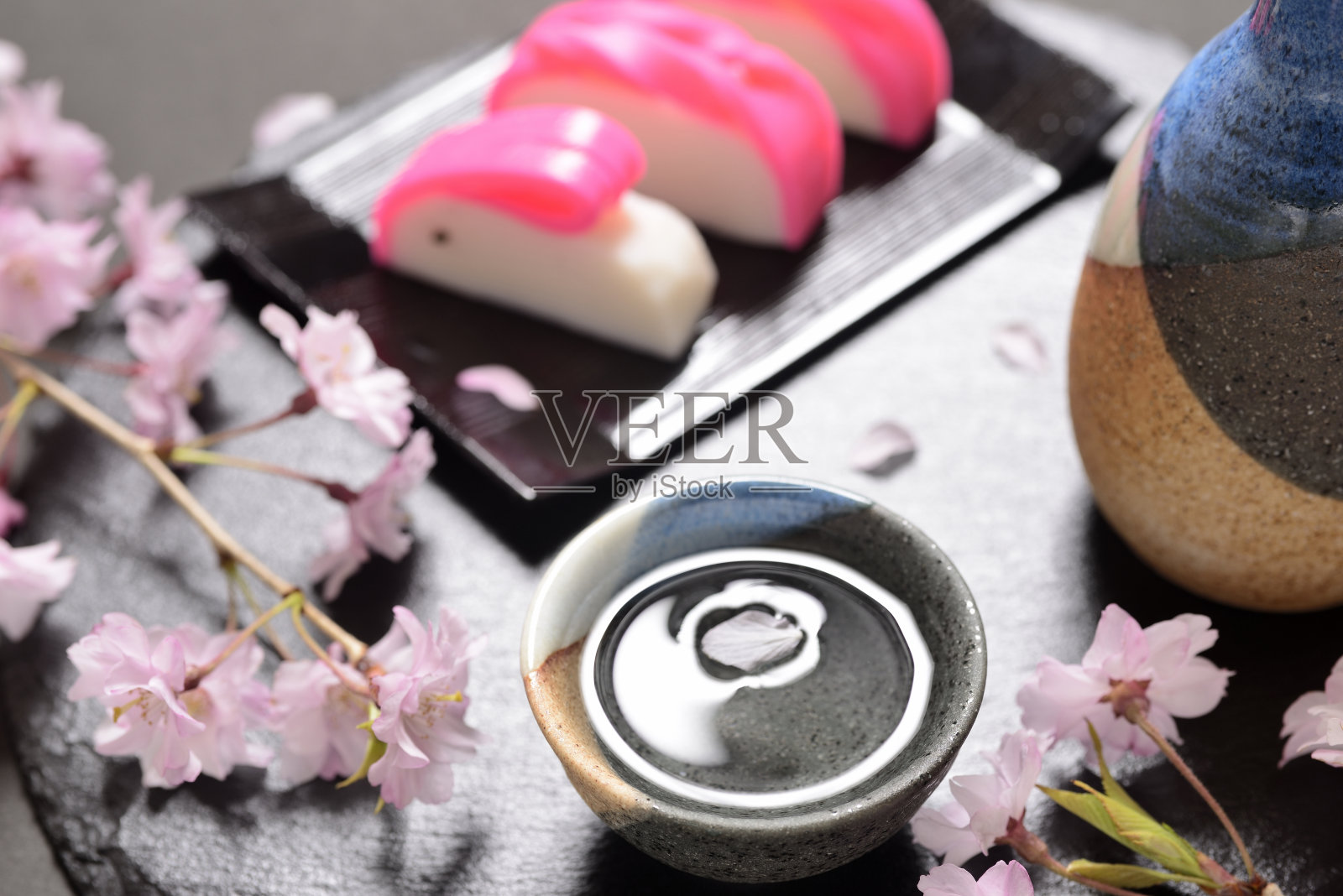 樱花和清酒照片摄影图片