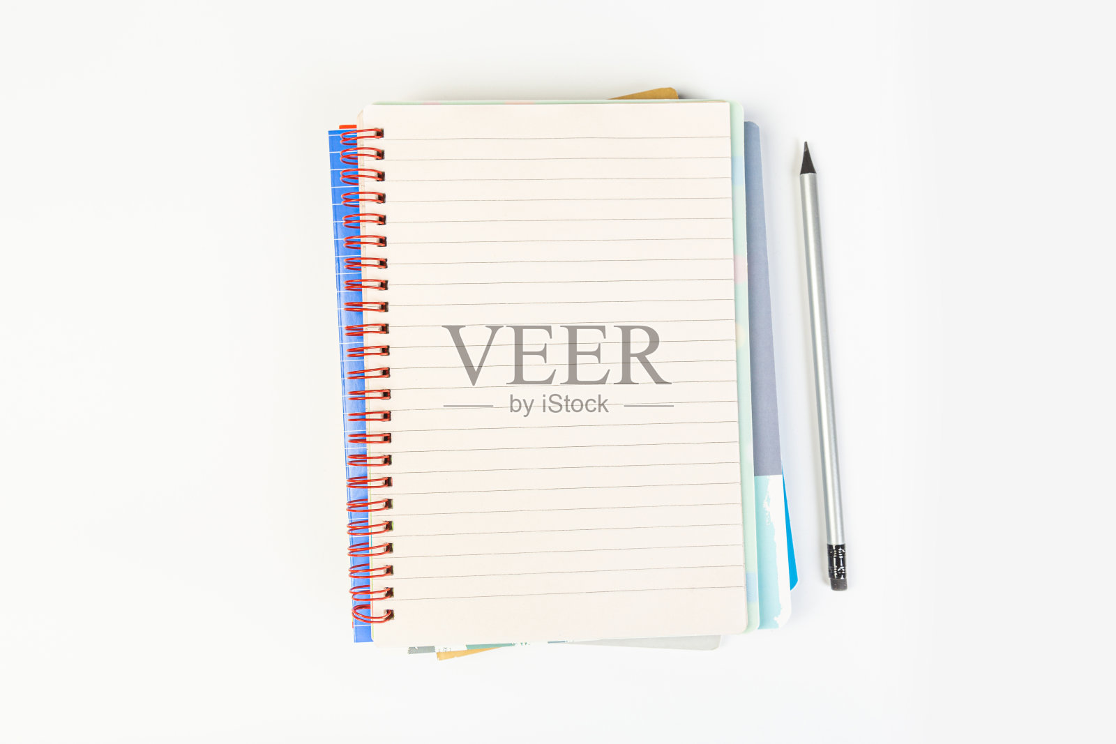 俯视图打开笔记本与笔在灰色的背景，学校笔记本与线圈弹簧，办公室笔记本平铺照片摄影图片