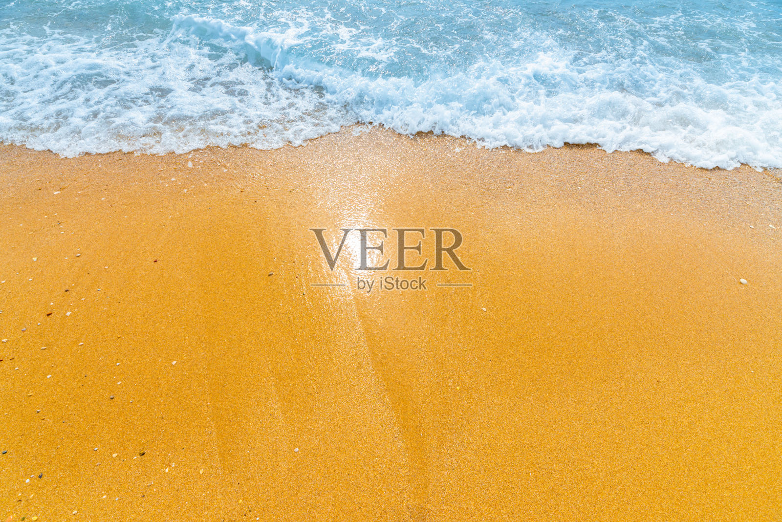 柔软的蓝色海浪在干净的沙滩上照片摄影图片