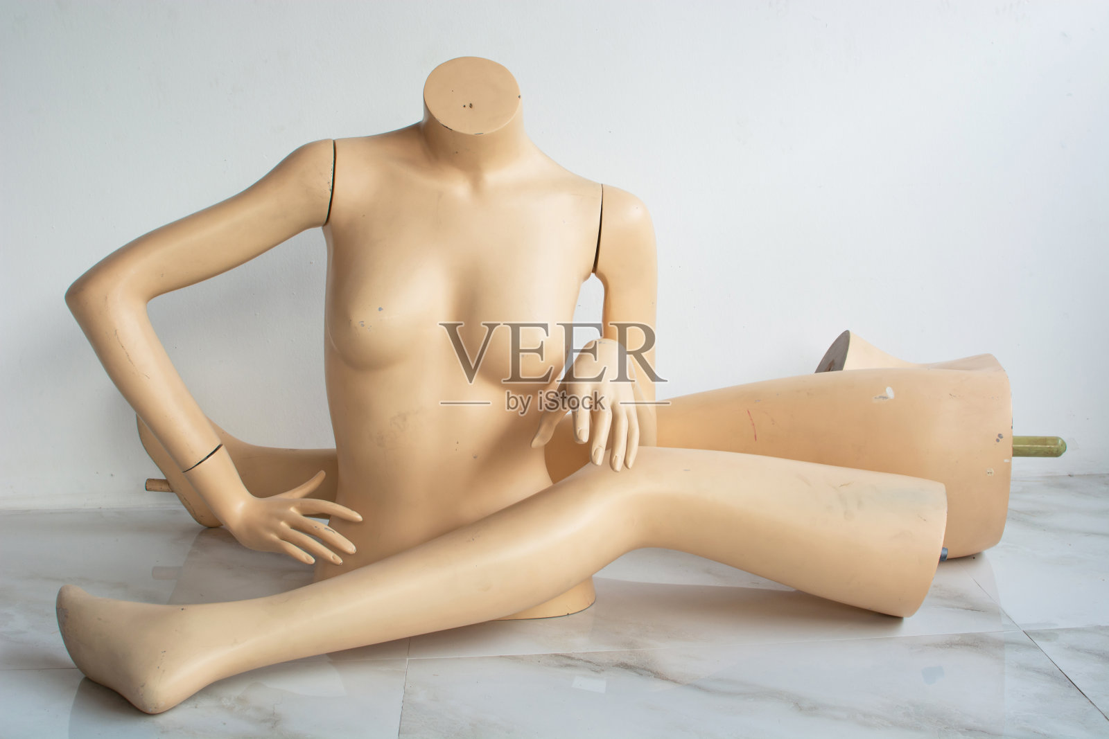 木偶服装模特被遗弃了，坏掉了照片摄影图片