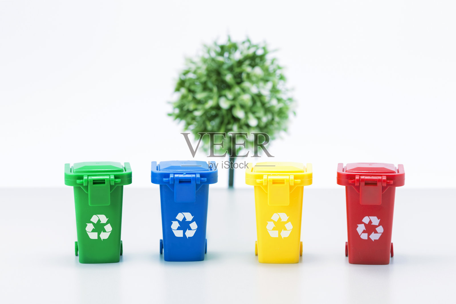 金属、玻璃、纸张、有机物、塑料等容器，用于垃圾的进一步处理。照片摄影图片