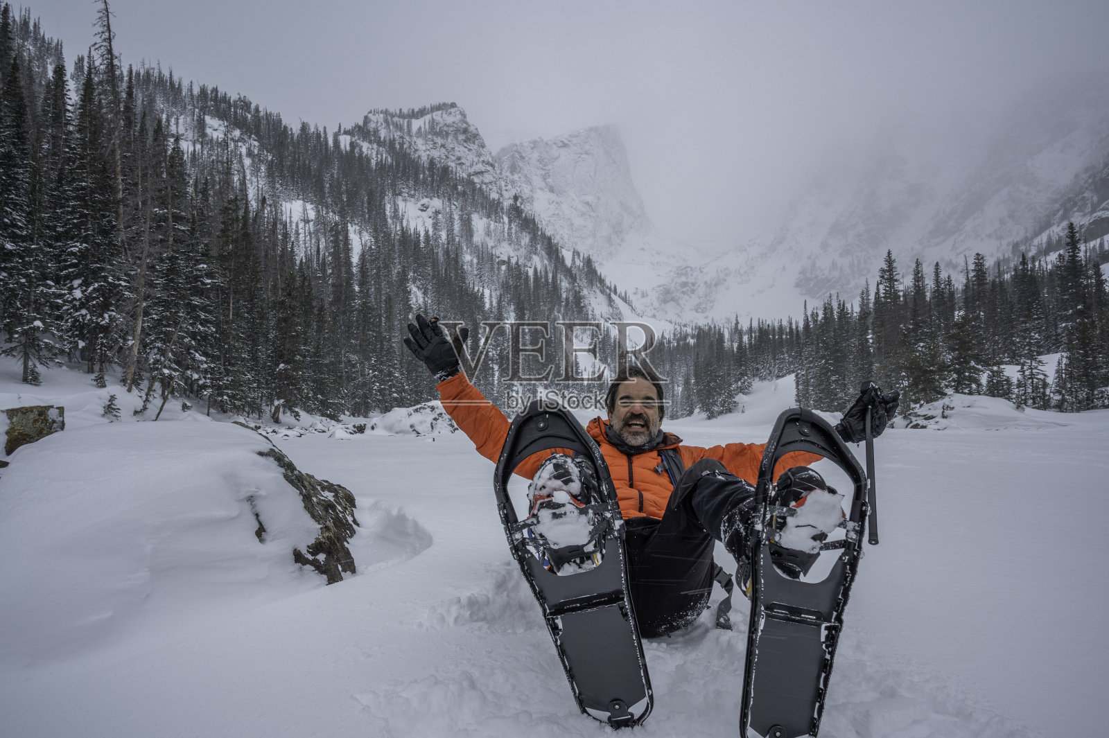 在梦湖上穿着雪鞋的徒步旅行者照片摄影图片