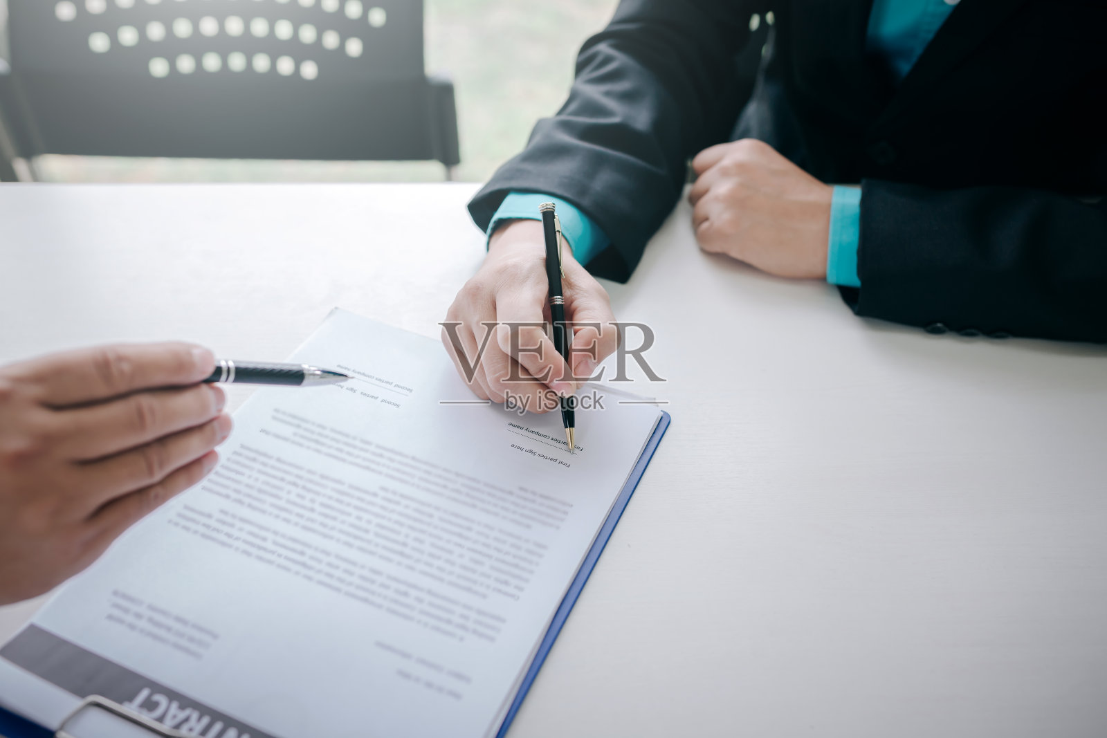 关闭了。商人正在签合同。照片摄影图片