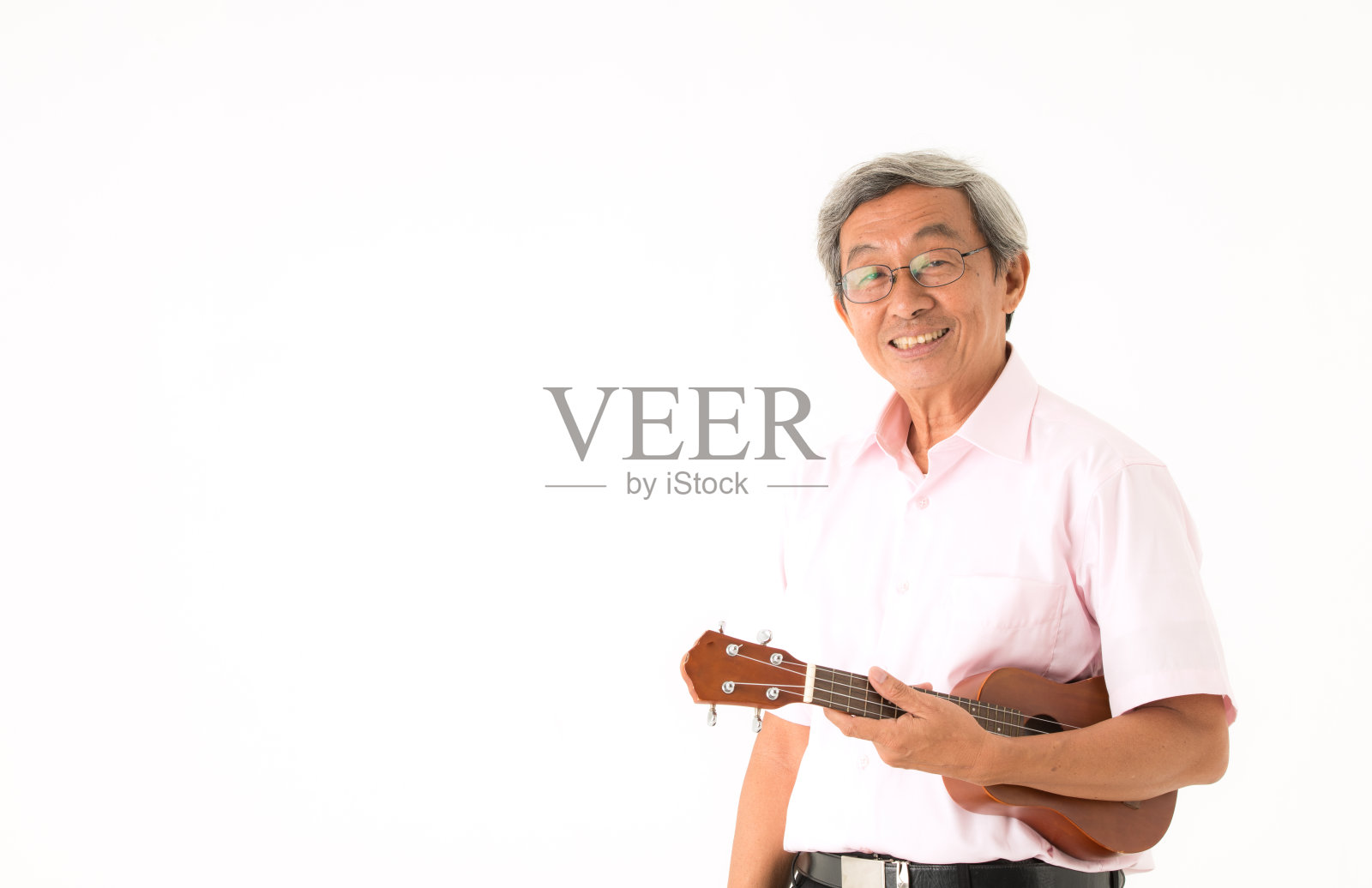 一位老人正在享受他最喜欢的吉他。照片摄影图片