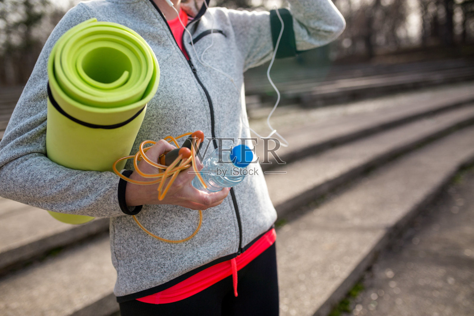 手里拿着瑜伽垫的女人照片摄影图片