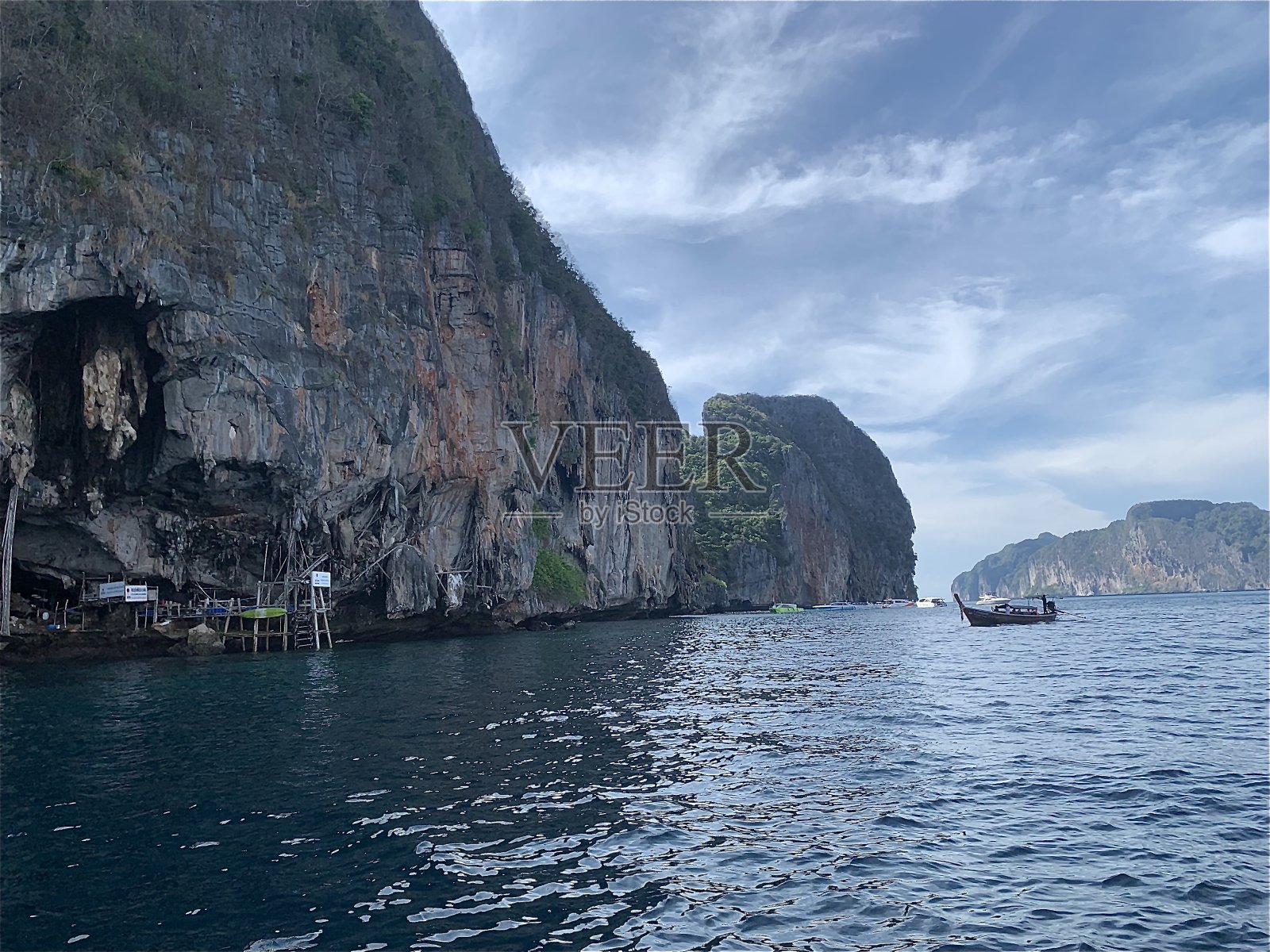 泰国美丽的石灰岩悬崖景观照片摄影图片