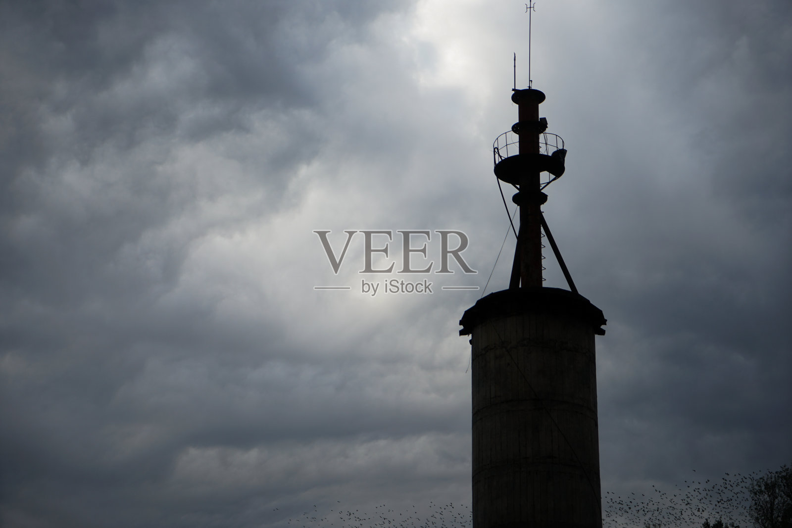 瞭望塔监视着黑夜照片摄影图片