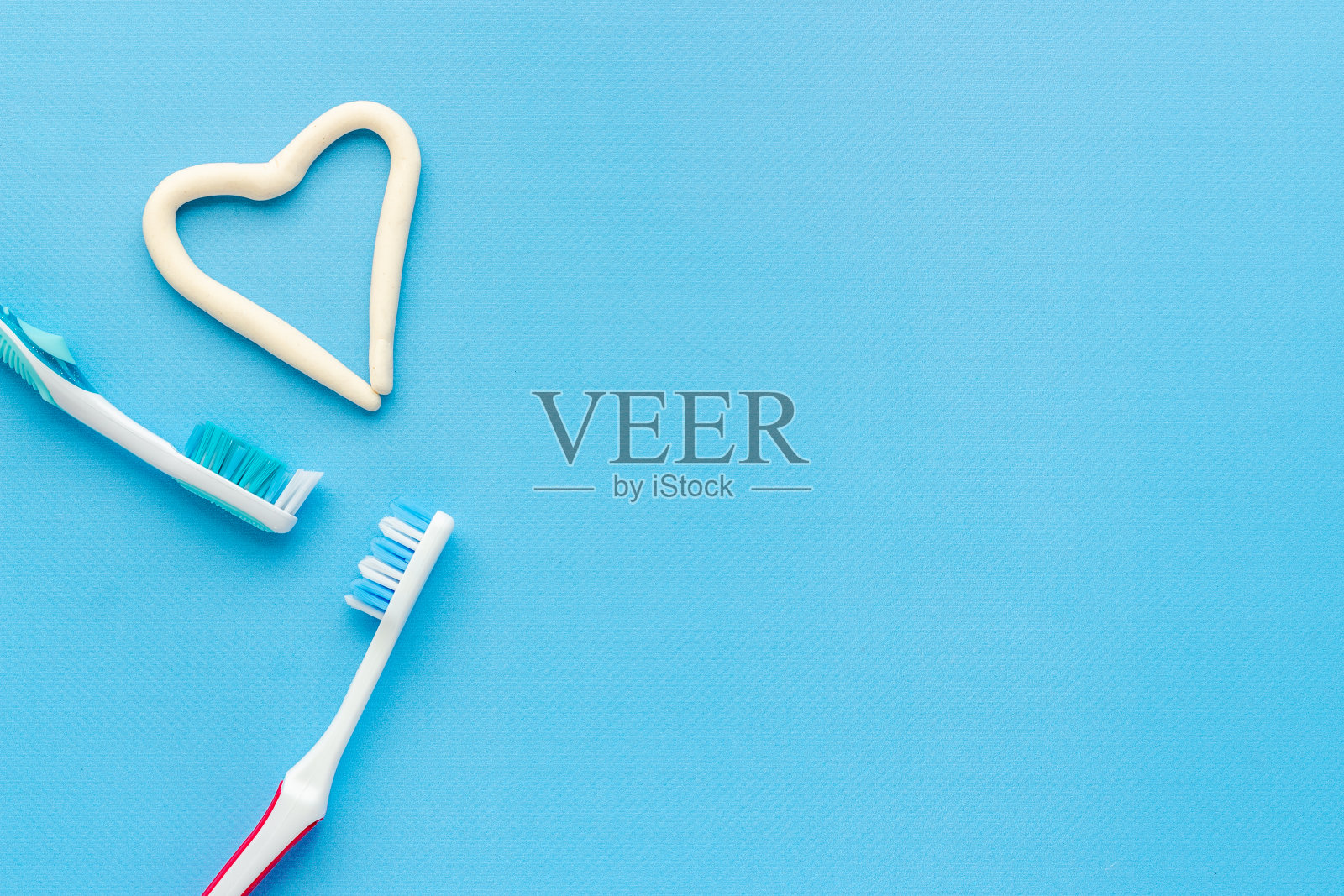 心形牙膏配牙刷，俯视图。口腔护理和卫生照片摄影图片