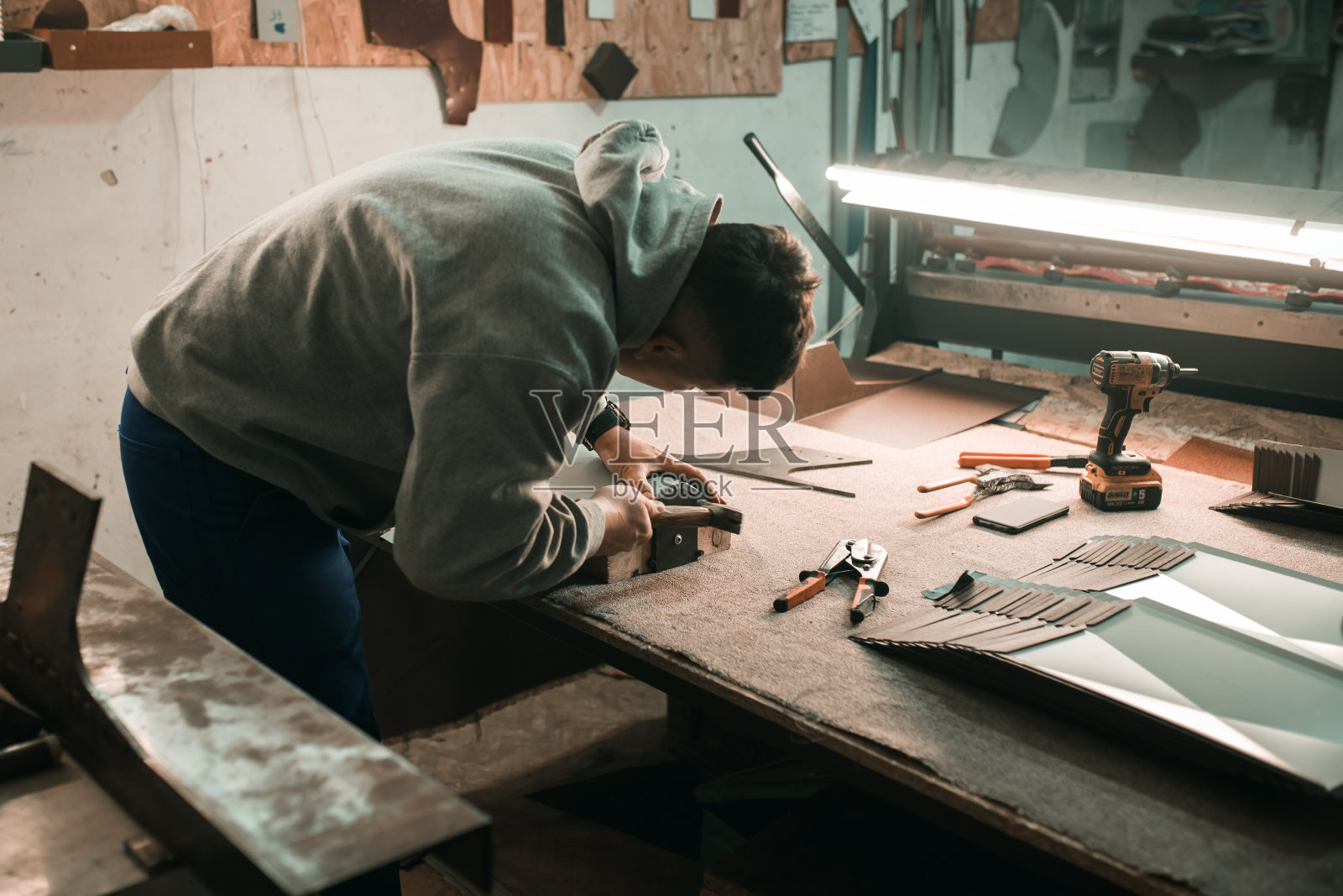 专业的锡匠与金属，车间。照片摄影图片