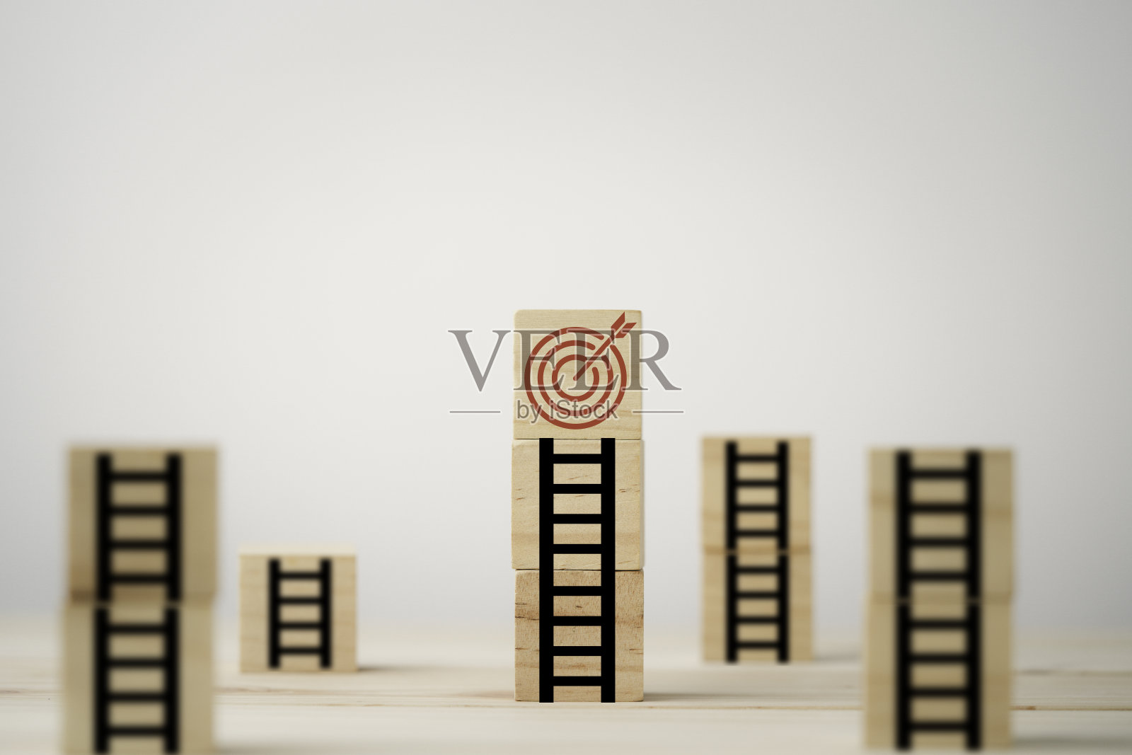 阶梯顶端的目标板，在木方块上打印屏幕，设置挑战成就目标的商业和生活理念。照片摄影图片