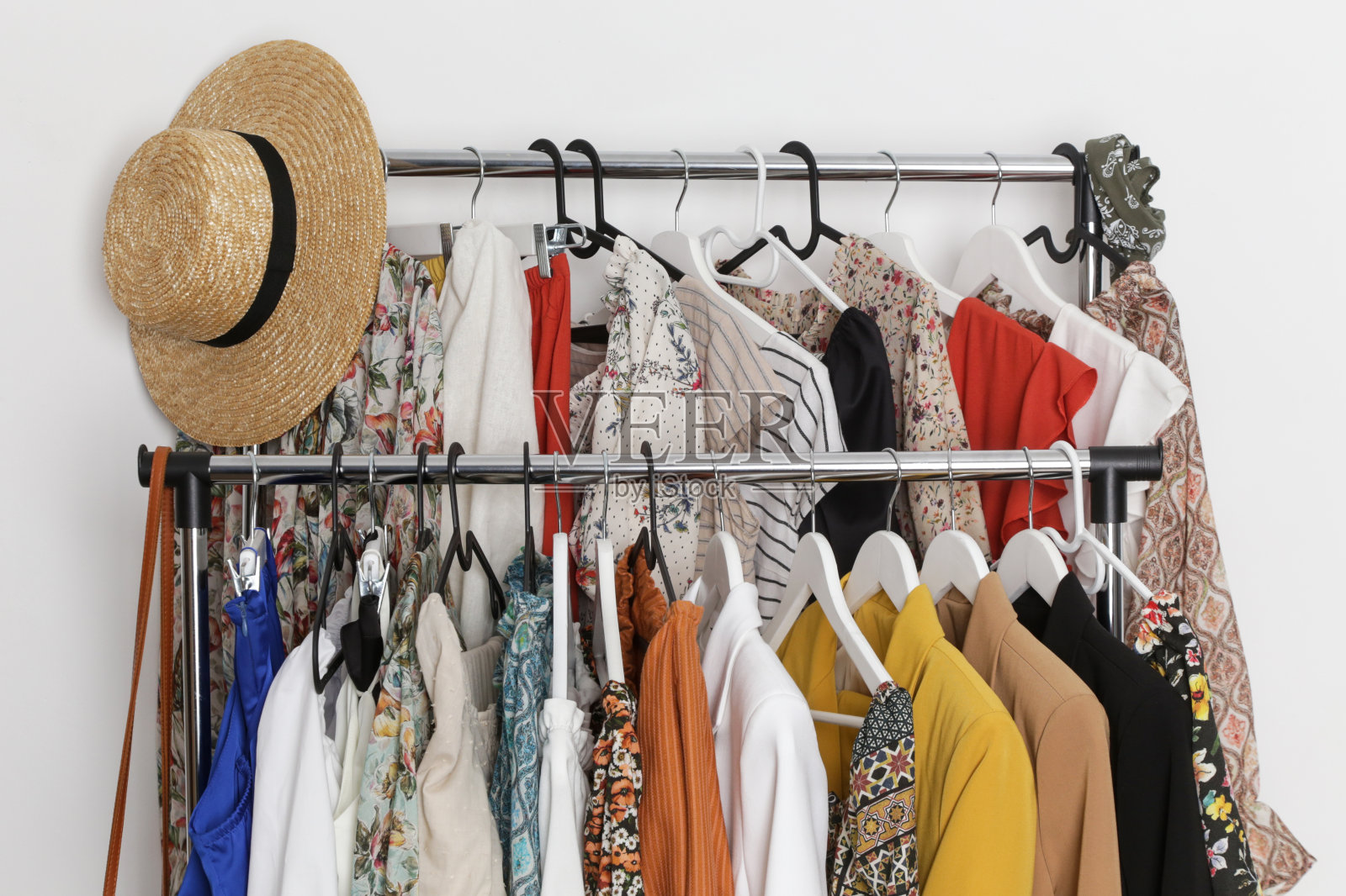 女性的时尚。衣架上挂着不同的衣服。照片摄影图片