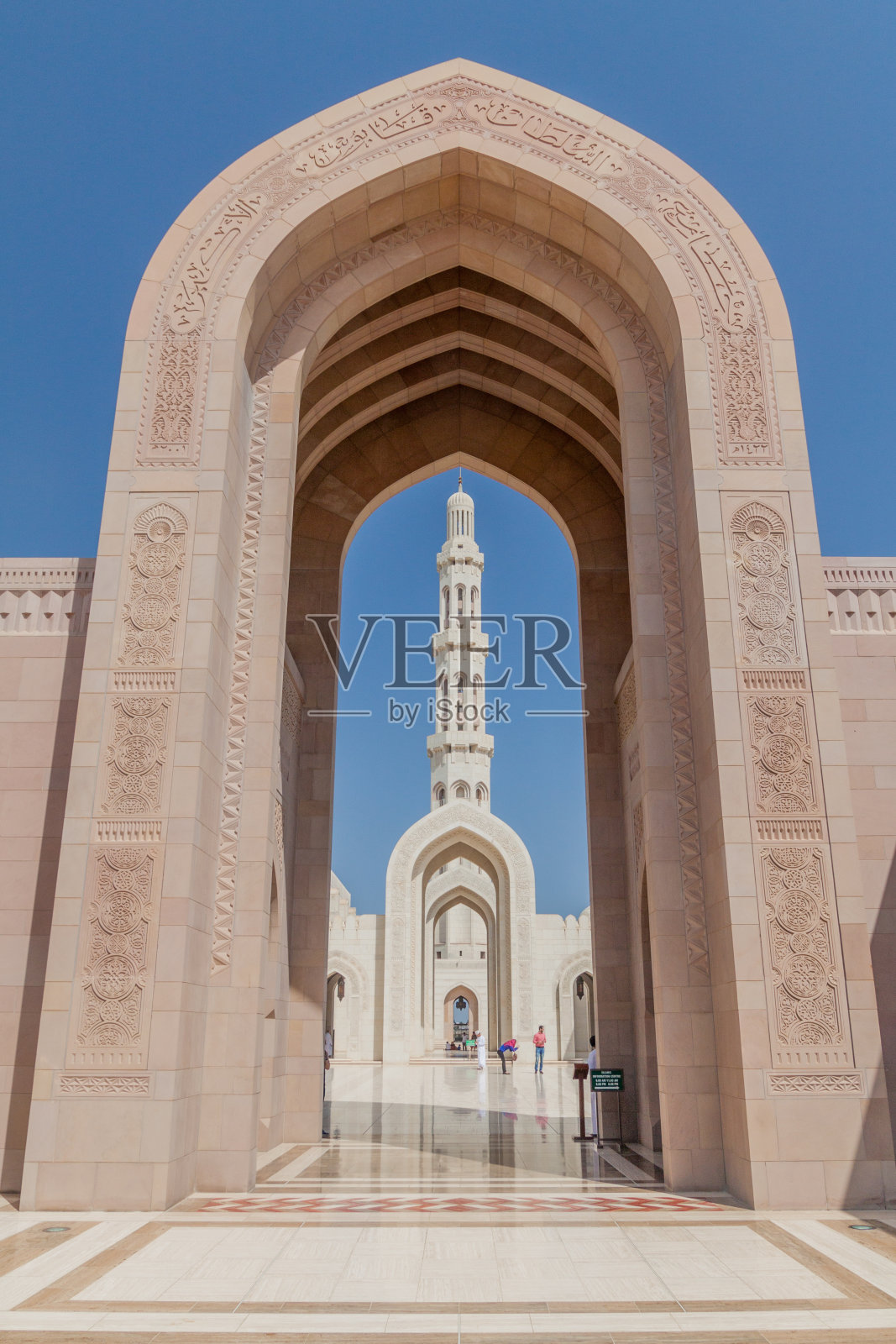 阿曼马斯喀特：马斯喀特苏丹卡布斯大清真寺的宣礼塔照片摄影图片
