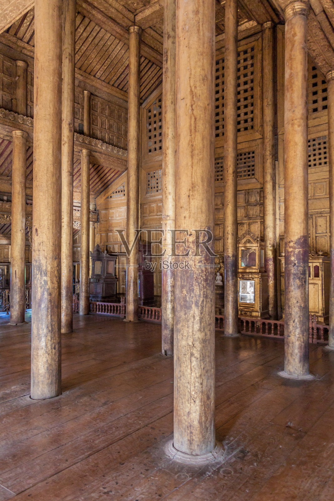 缅甸曼德勒——2016年12月4日:缅甸曼德勒Shwenandaw Kyaung寺内部照片摄影图片