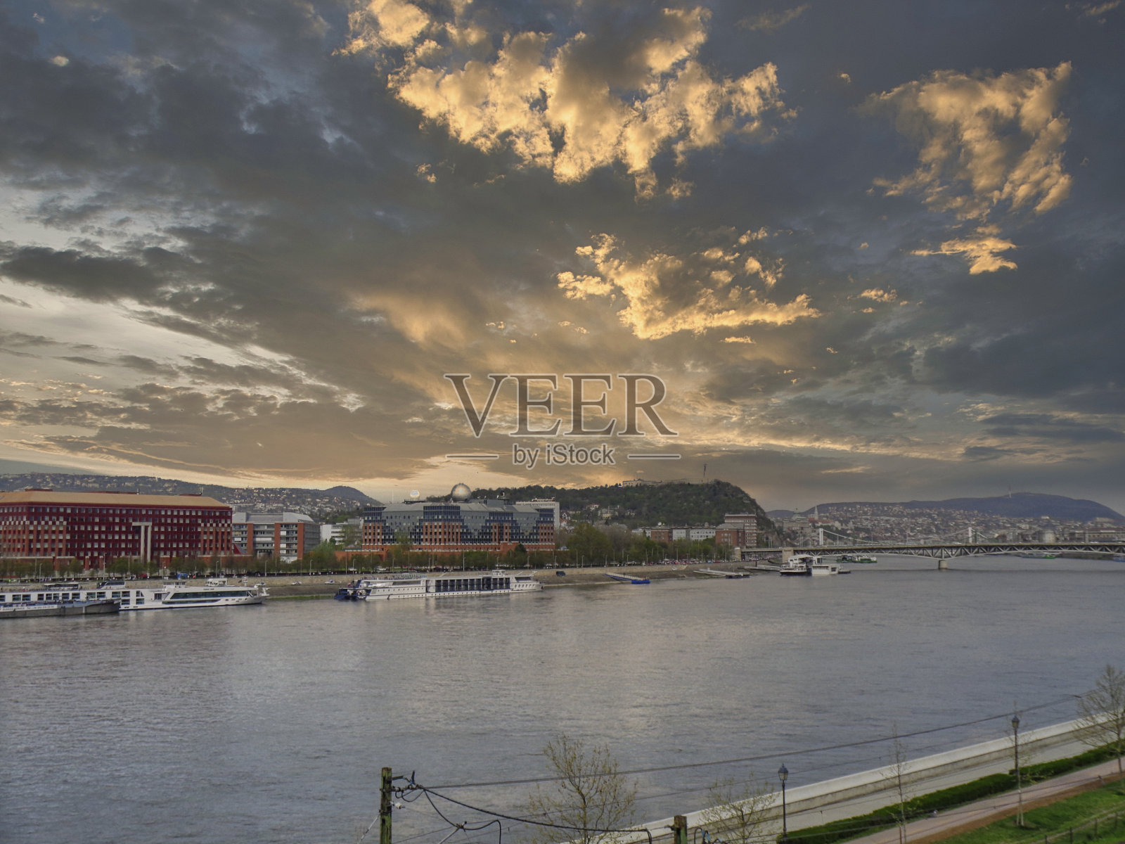 布拉格的河流和船上的船只照片摄影图片