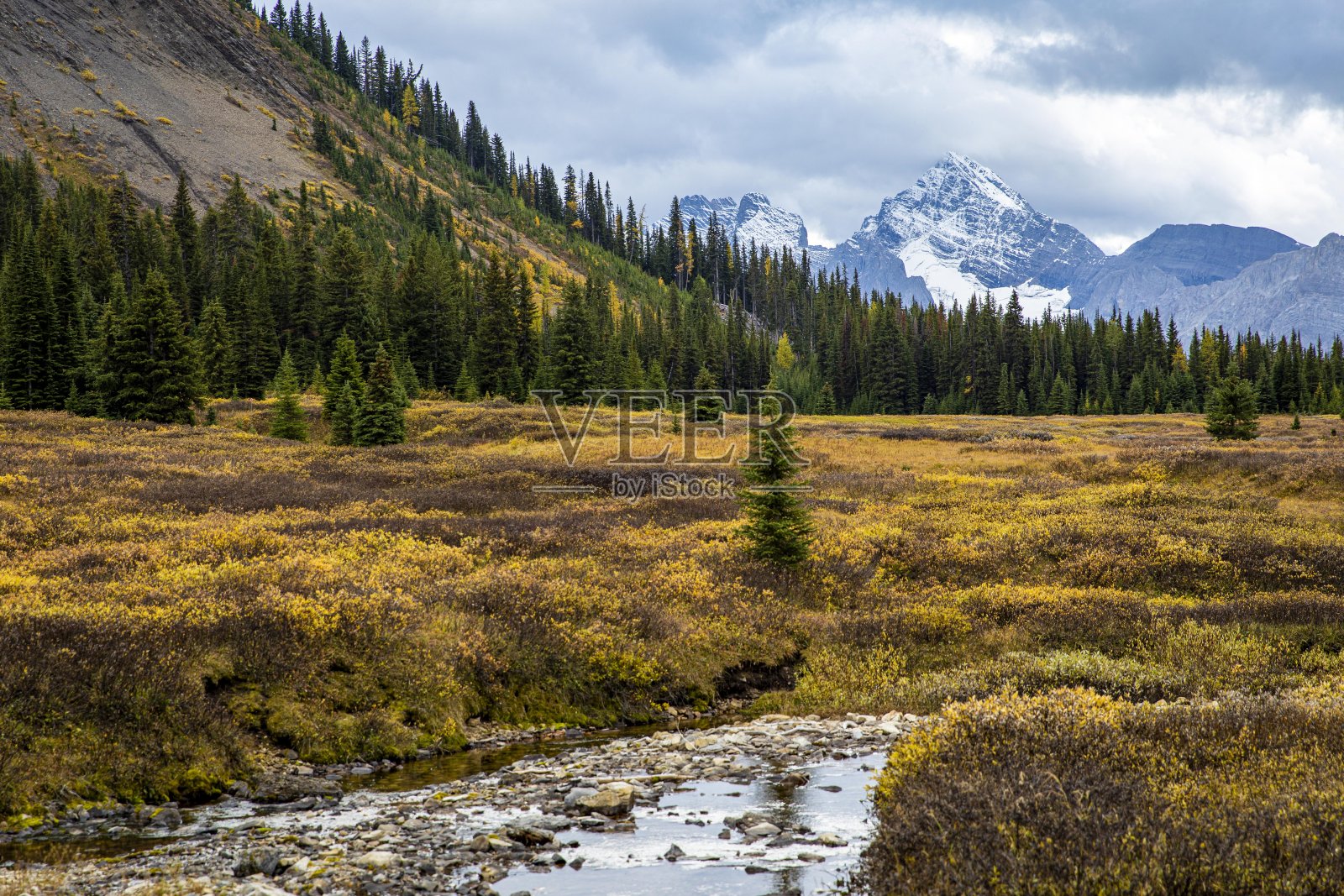 远处的山峦就像从山谷里看到的秋天有一条河照片摄影图片