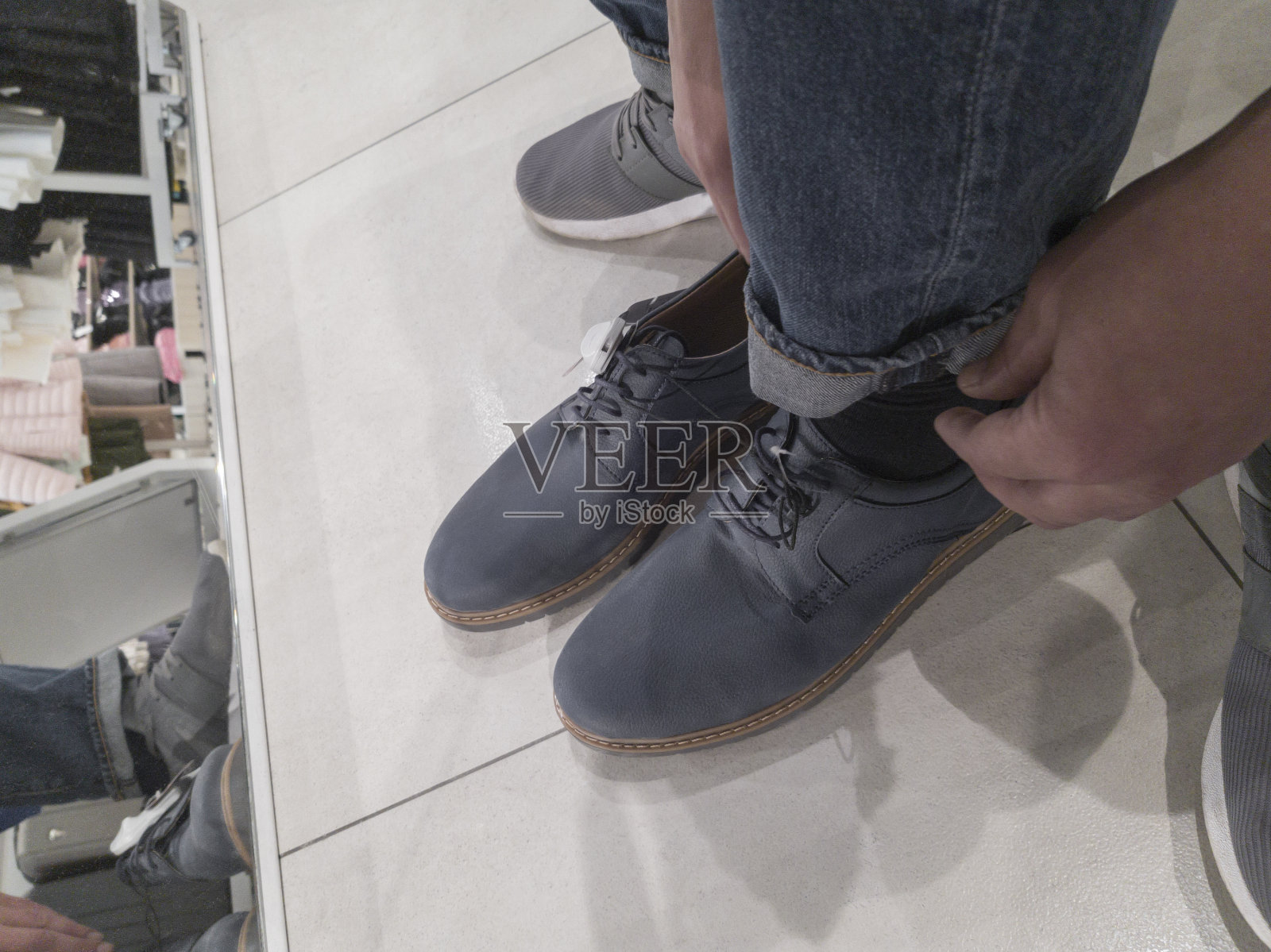 男人试穿新鞋照片摄影图片