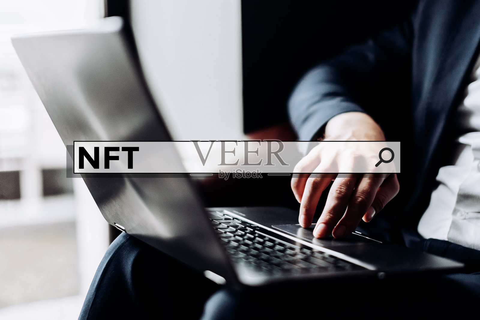 密码不可替代令牌NFT在搜索栏上的背景商人用笔记本电脑照片摄影图片