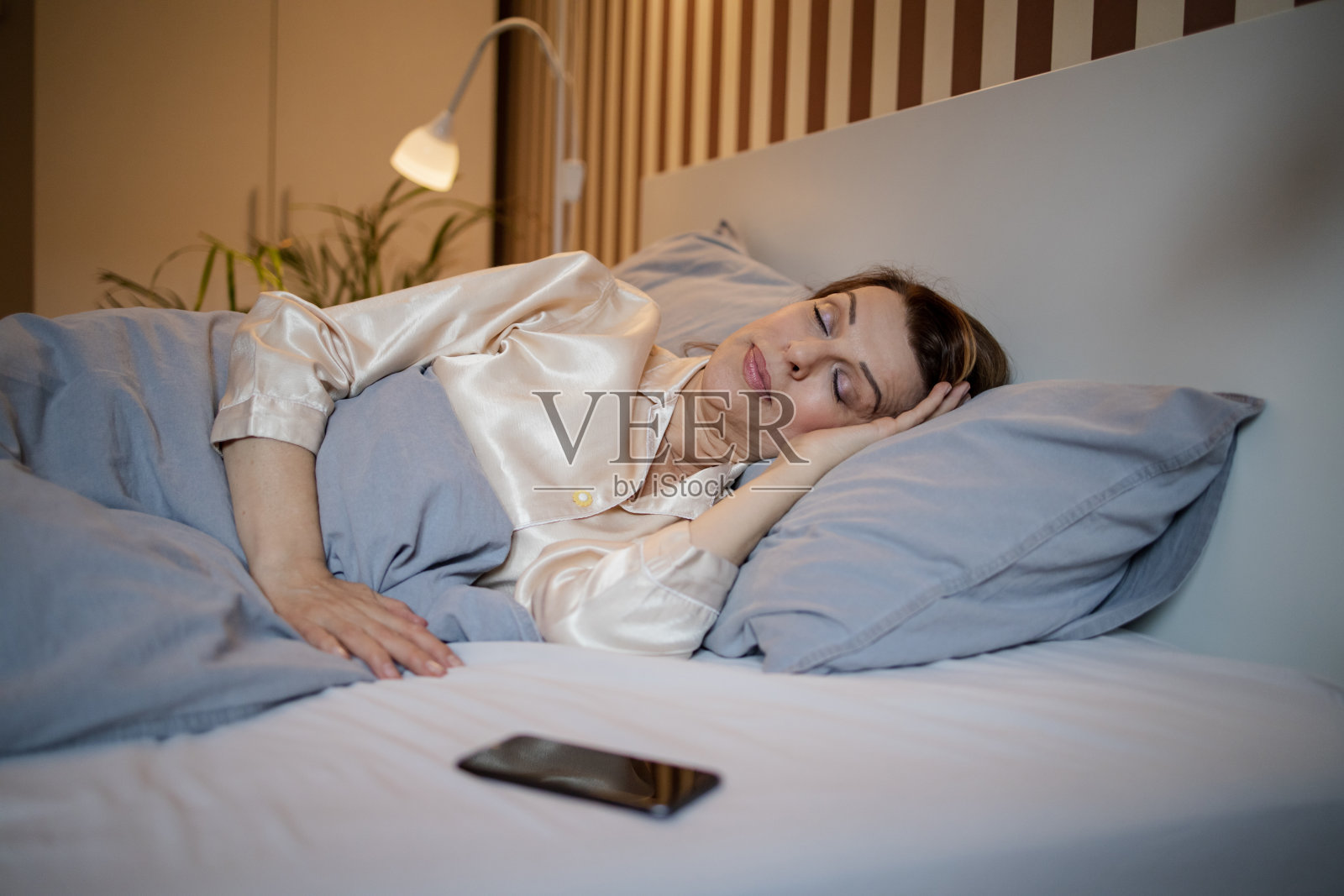 成熟的女人在床上，睡觉照片摄影图片